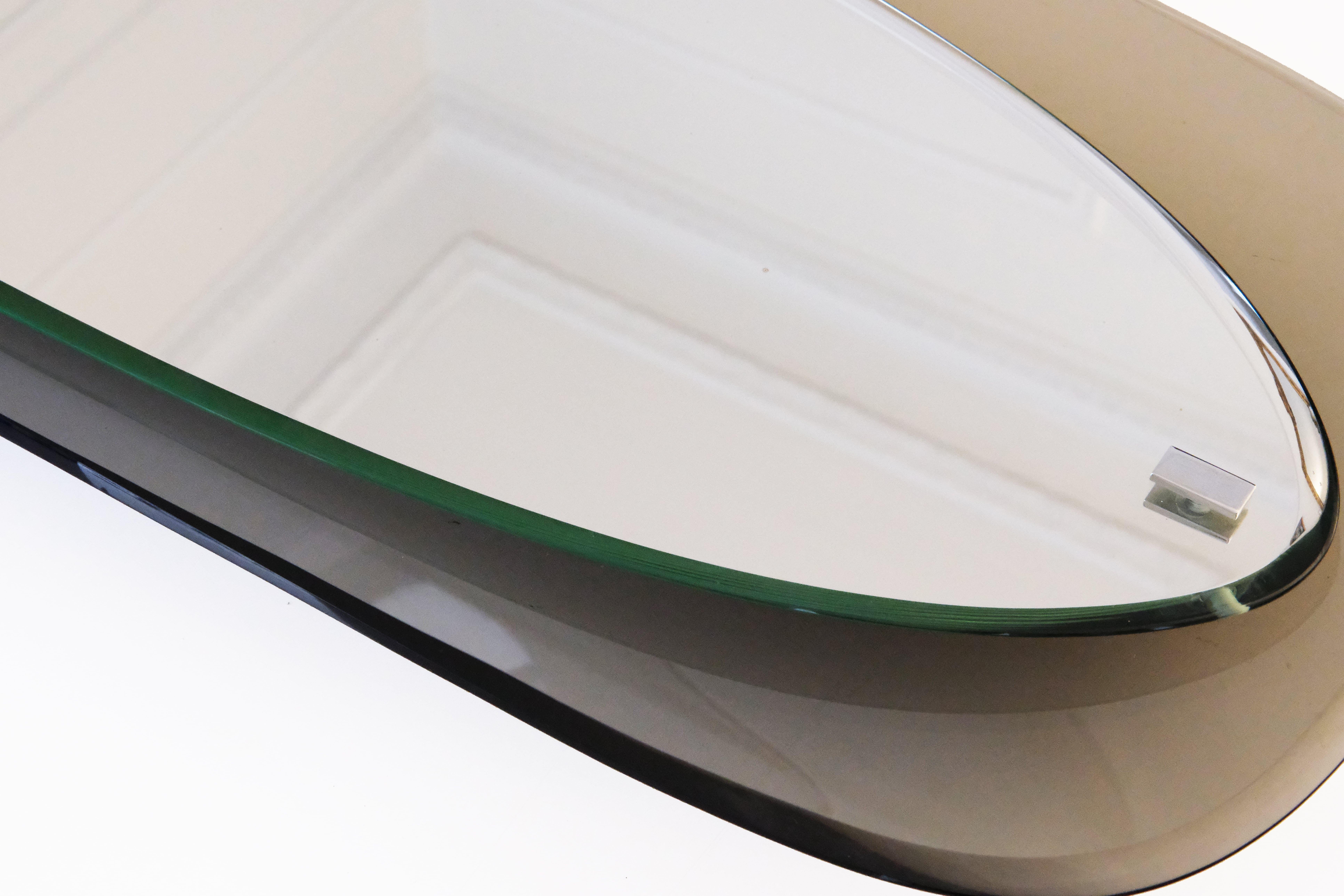 Espejo de pared italiano de los años 70 en cristal espejado y coloreado y detalles de metal cromado Italiano en venta