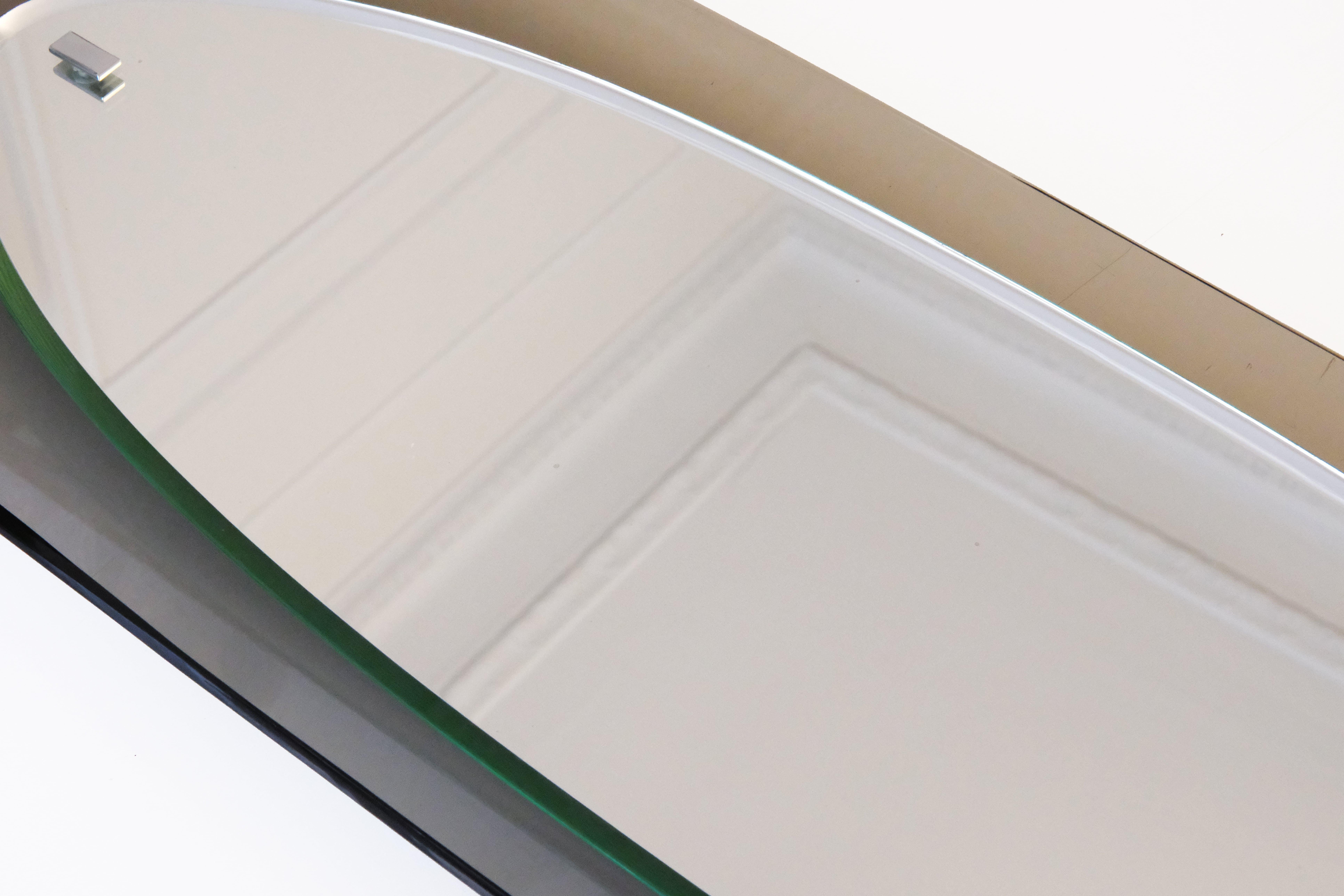 Espejo de pared italiano de los años 70 en cristal espejado y coloreado y detalles de metal cromado en Bueno estado para la venta en London, GB