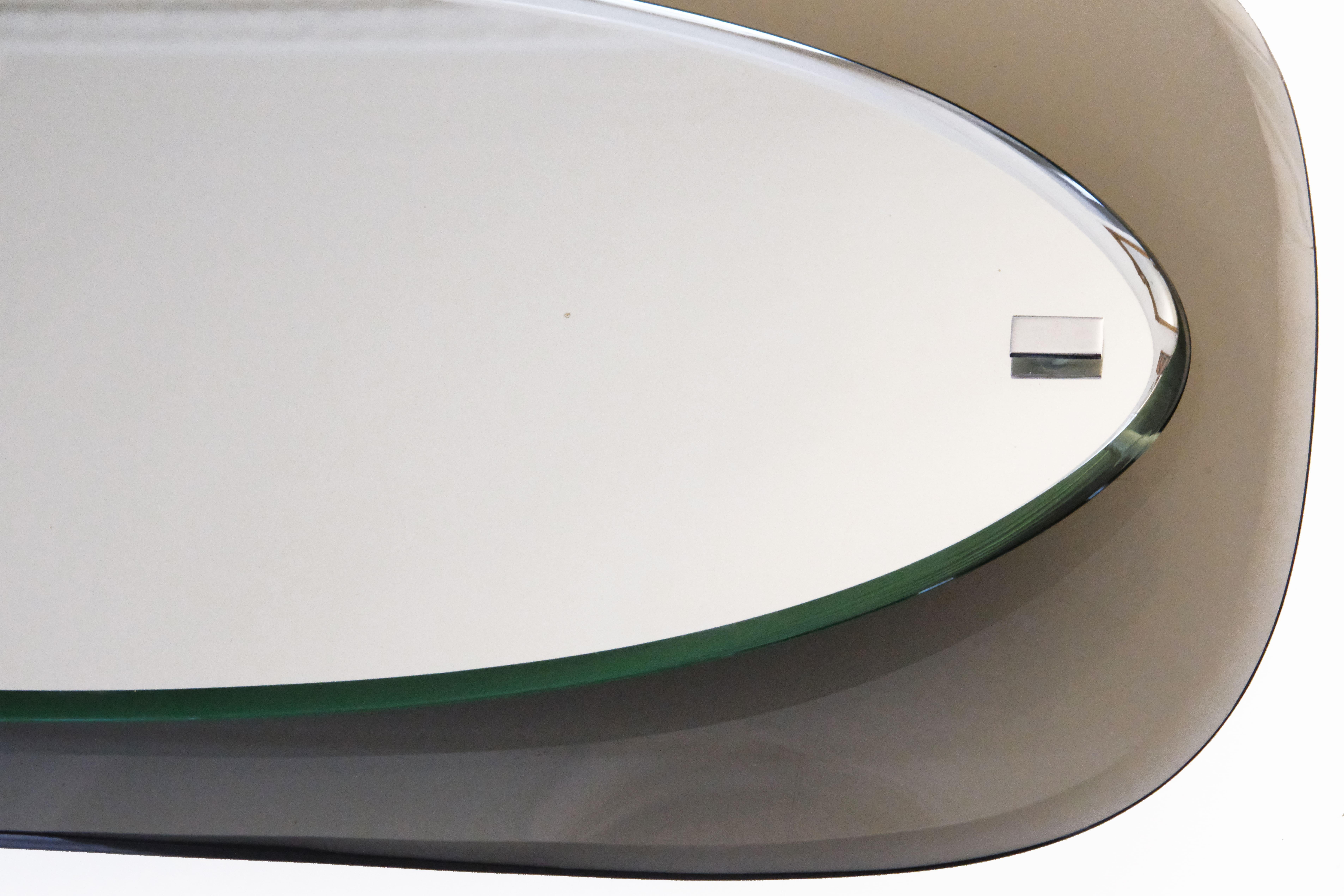 Espejo de pared italiano de los años 70 en cristal espejado y coloreado y detalles de metal cromado finales del siglo XX en venta