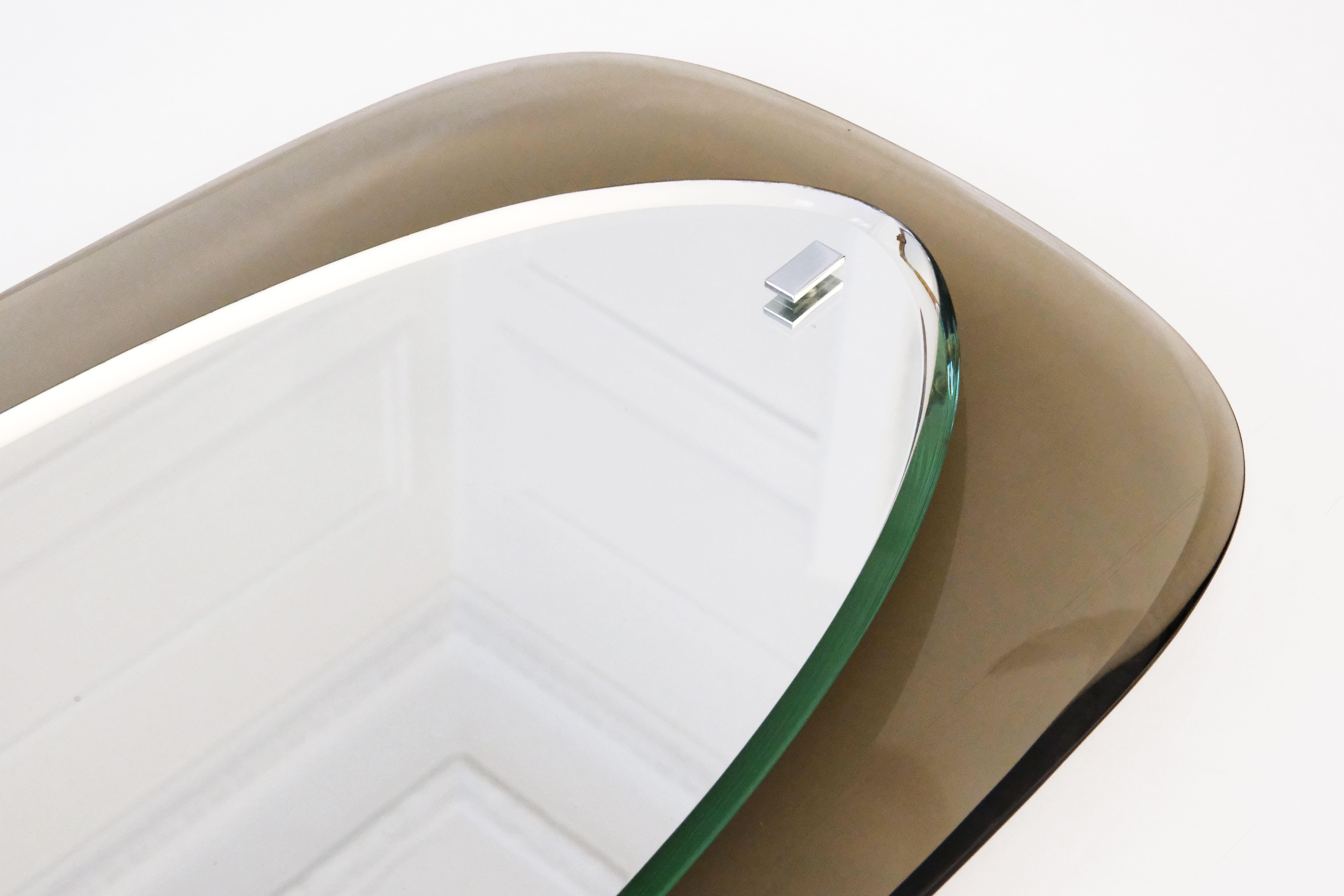 Espejo de pared italiano de los años 70 en cristal espejado y coloreado y detalles de metal cromado Metal en venta