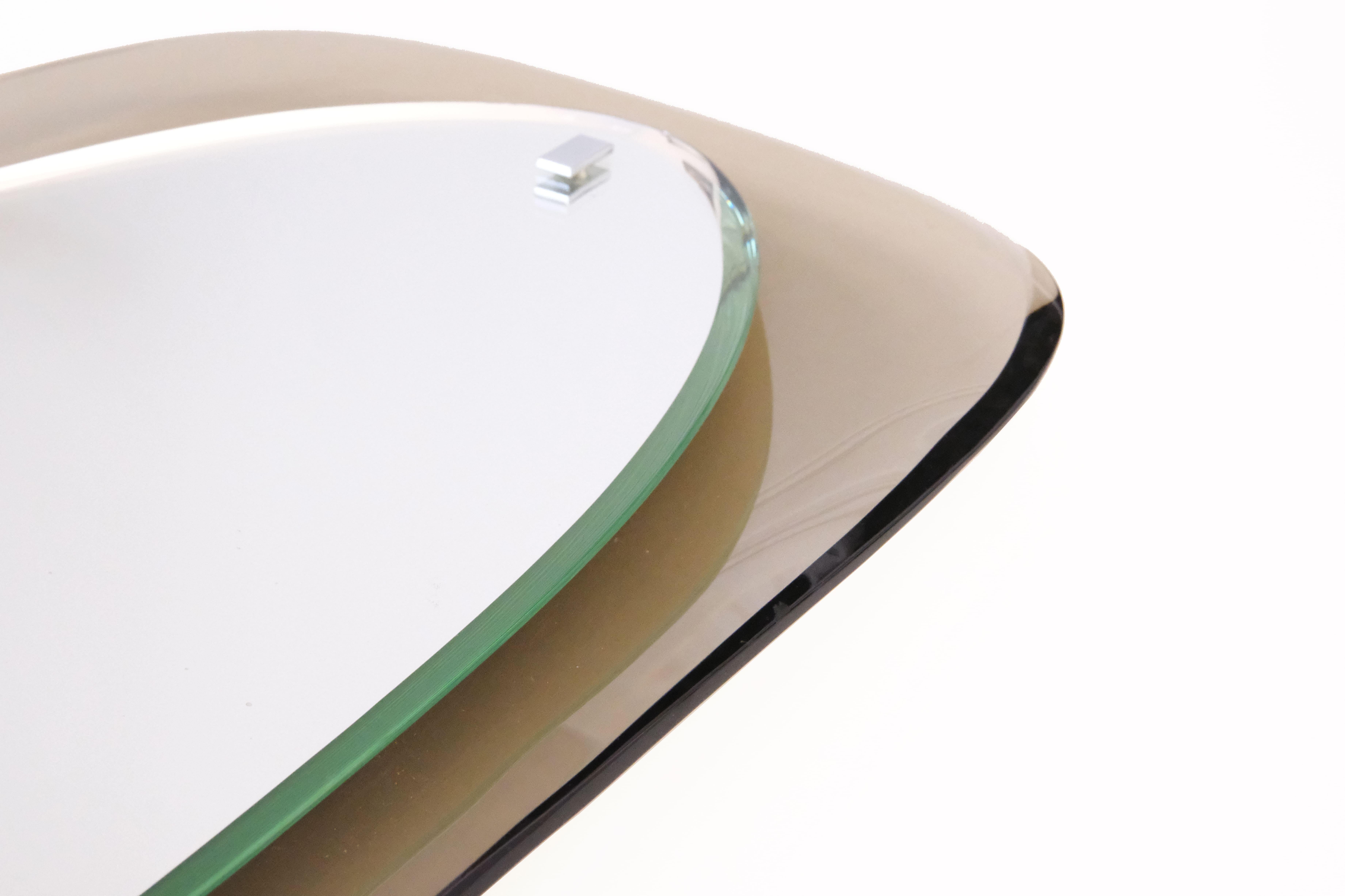 Espejo de pared italiano de los años 70 en cristal espejado y coloreado y detalles de metal cromado en venta 1