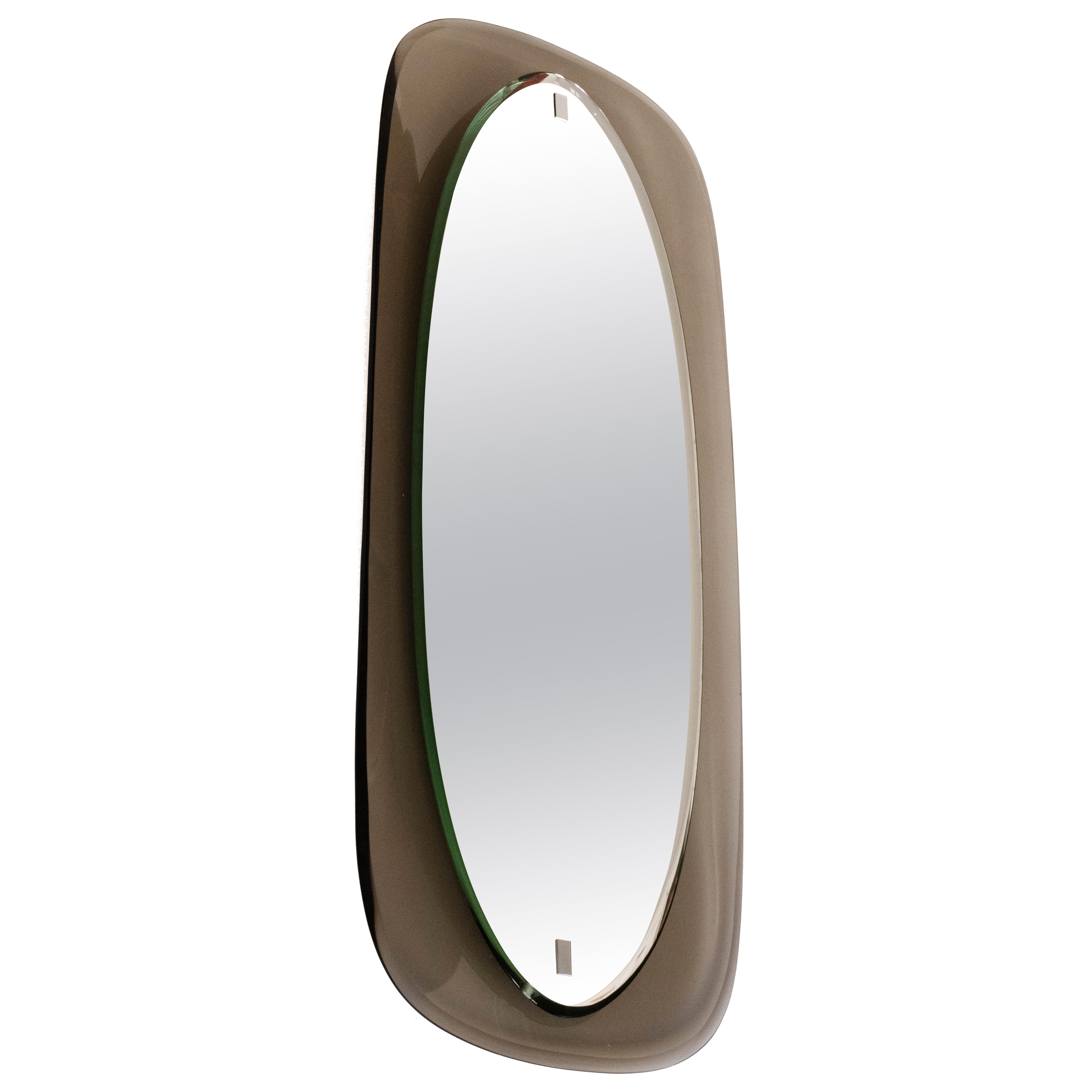 Espejo de pared italiano de los años 70 en cristal espejado y coloreado y detalles de metal cromado en venta