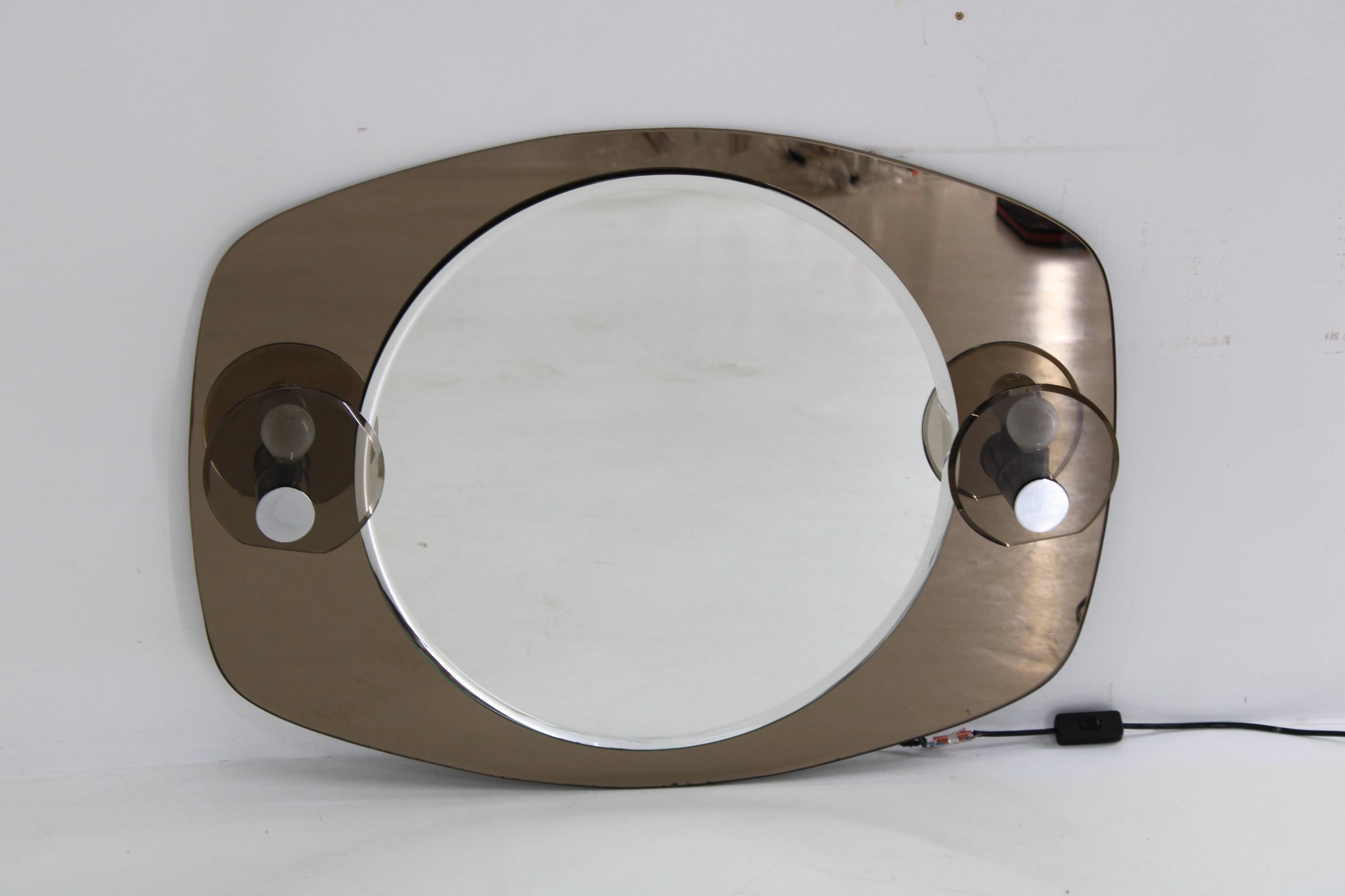 Espejo de pared italiano de los años 70 con luces integradas Italiano en venta