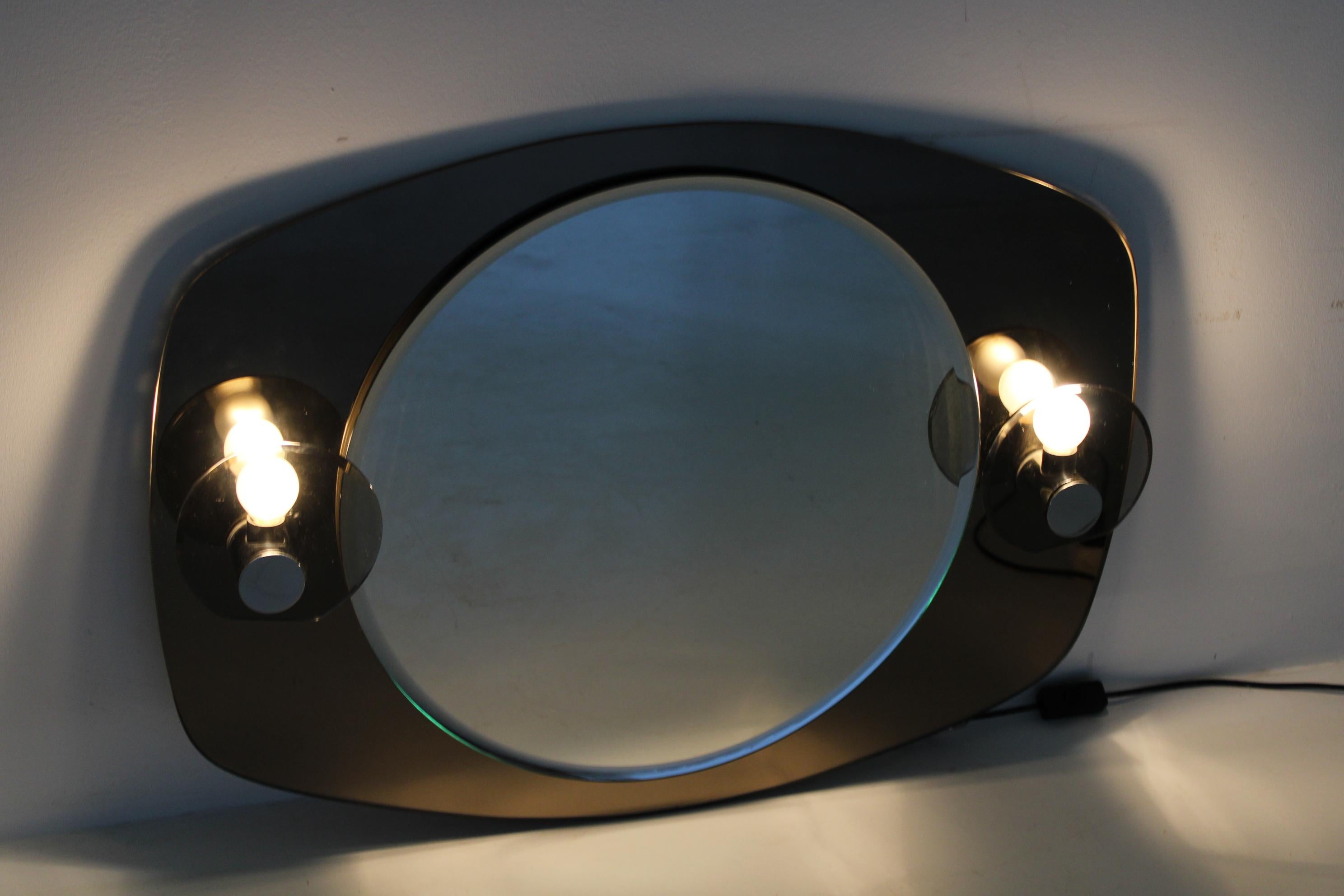 Espejo de pared italiano de los años 70 con luces integradas finales del siglo XX en venta