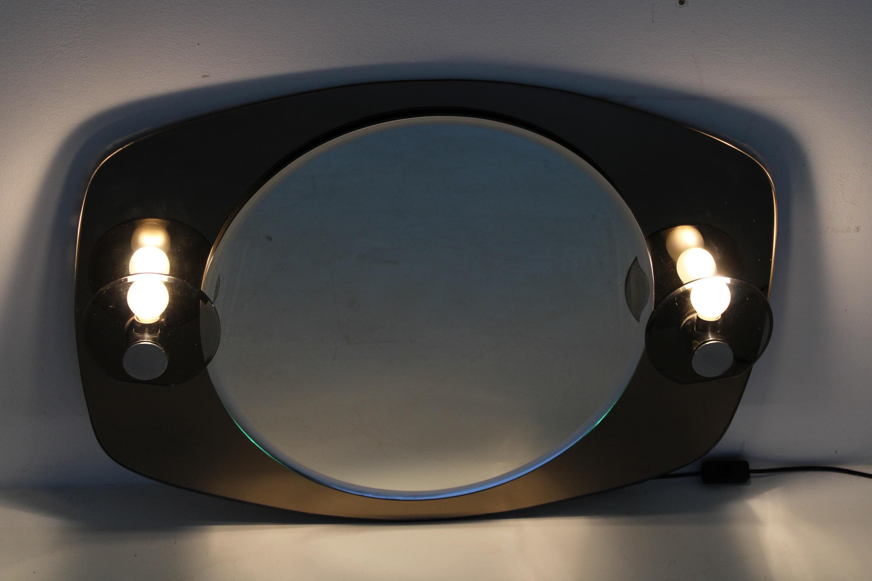 Espejo de pared italiano de los años 70 con luces integradas Vidrio en venta
