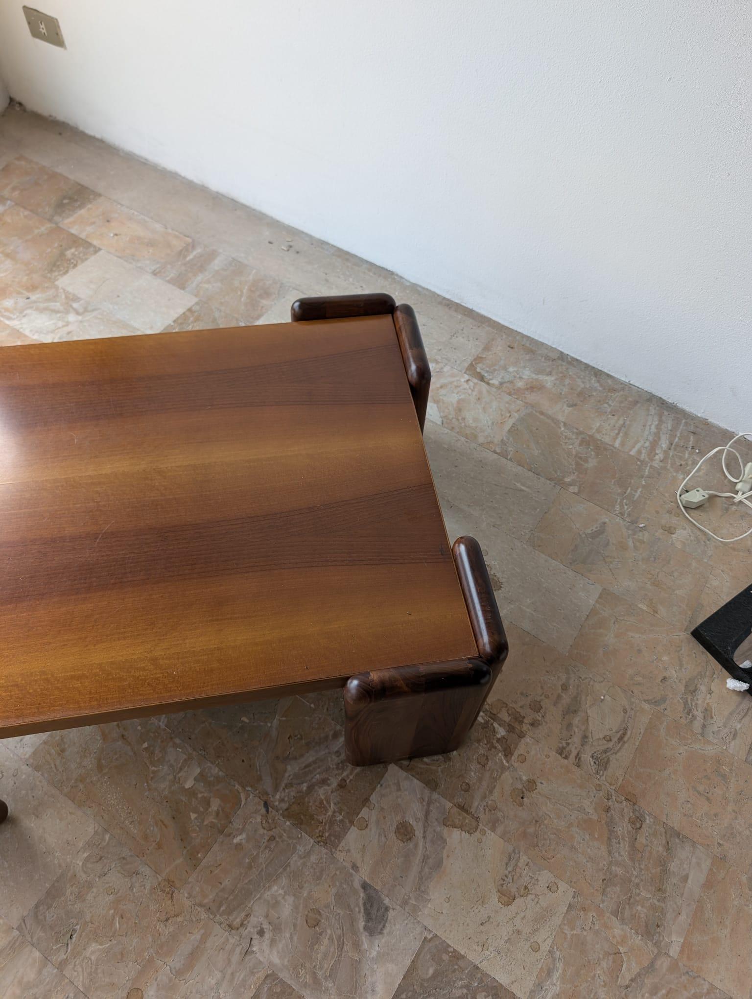 Entdecken Sie die Anmut und den Charme einer vergangenen Ära mit diesem exquisiten quadratischen Couchtisch aus italienischem Nussbaum der 1970er Jahre von Mobilgirgi. Dieses mit Präzision und Leidenschaft gefertigte Vintage-Stück ist ein