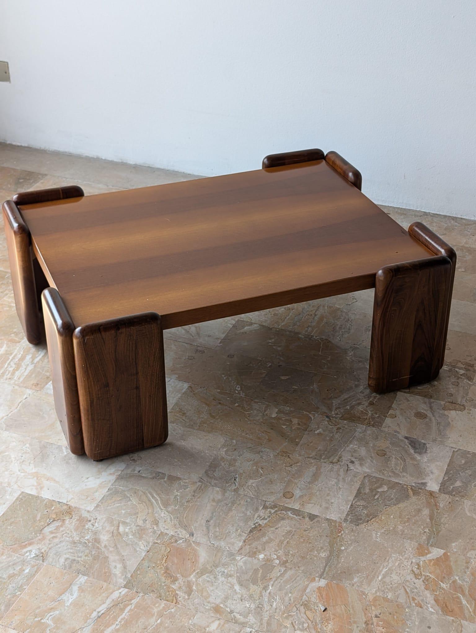 1970er Italienischer Couchtisch aus Nussbaumholz von Mobilgirgi im Zustand „Gut“ in Medesano, Parma