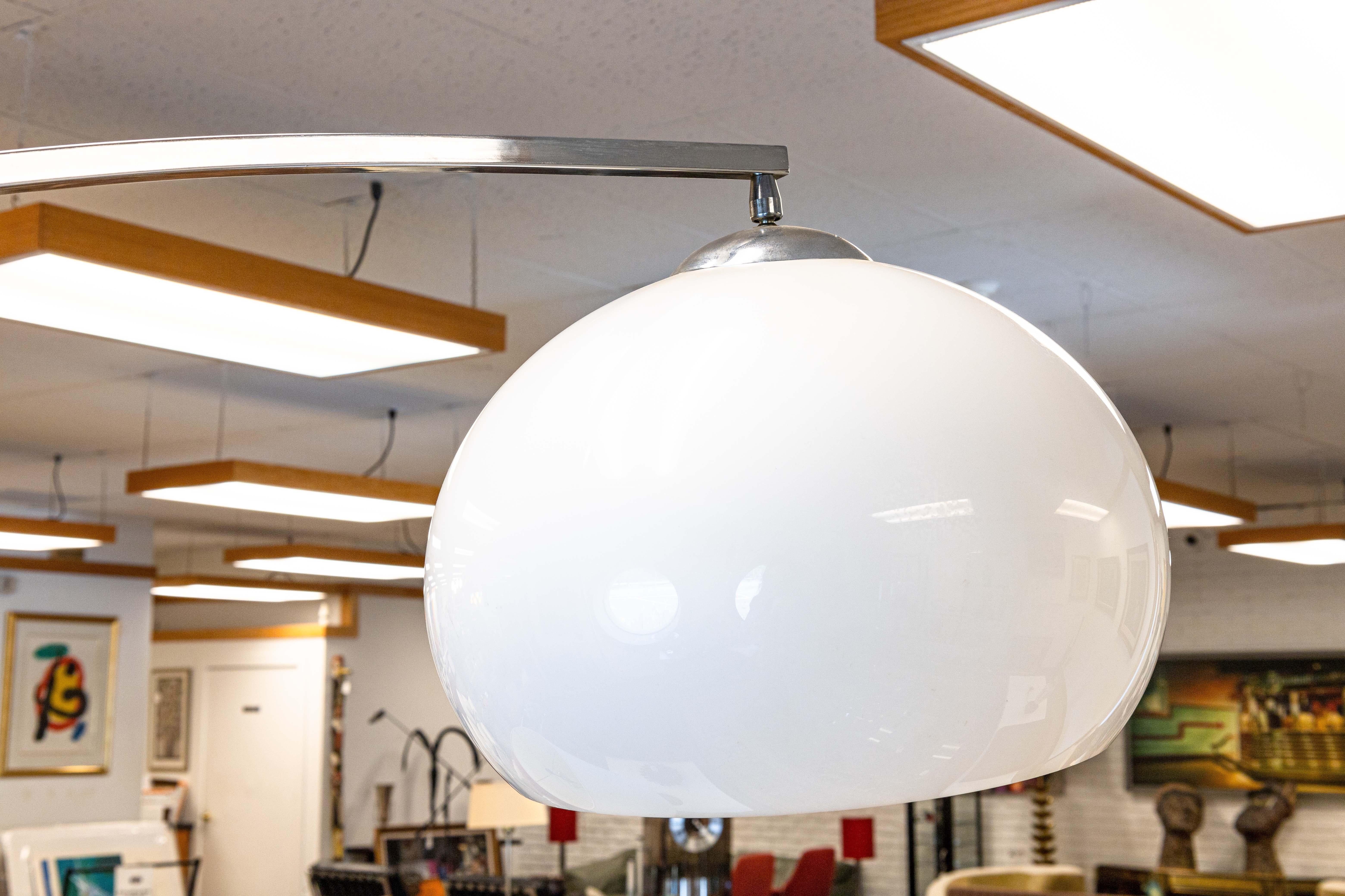 Una lampada da terra ad arco italiana degli anni '70. Si tratta di una splendida lampada ad arco vintage dal classico design italiano. Questo pezzo presenta una spessa base rettangolare in marmo bianco, una struttura ad arco quadrata cromata