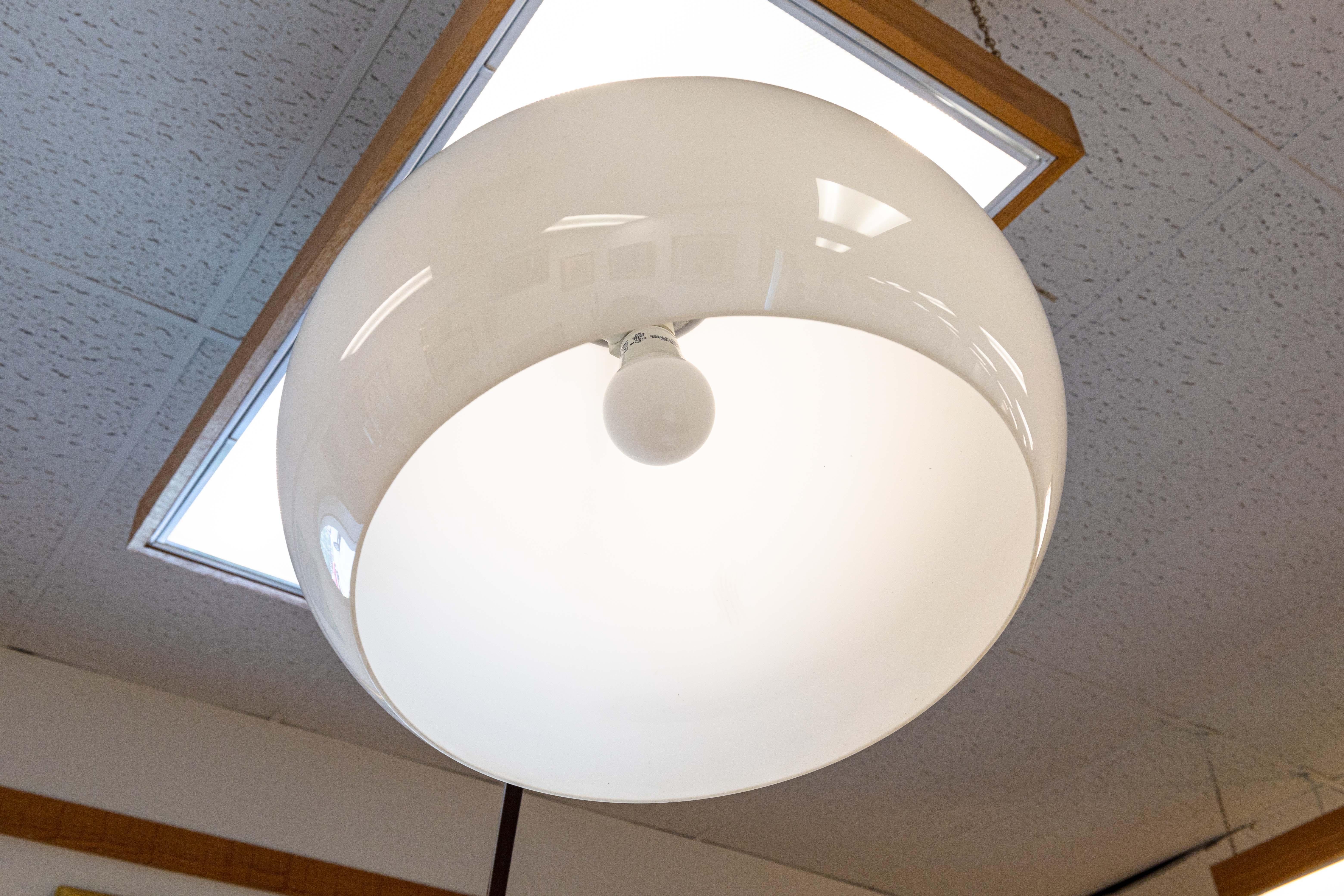 Mid-Century moderno Lampada da terra ad arco con paralume in acrilico bianco e struttura in cromo e base in marmo degli anni Settanta in vendita