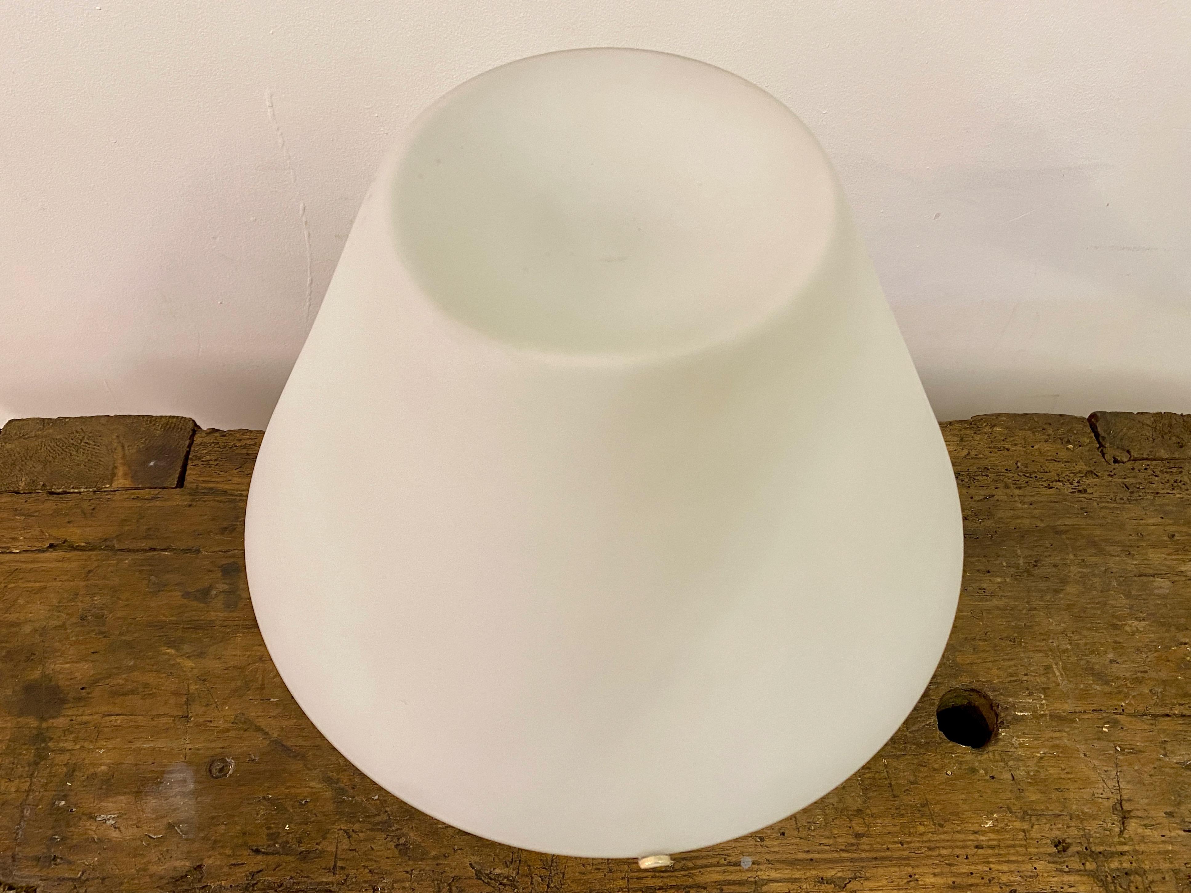 1970S Italian White Glass Table Lamp In Good Condition For Sale In London, London