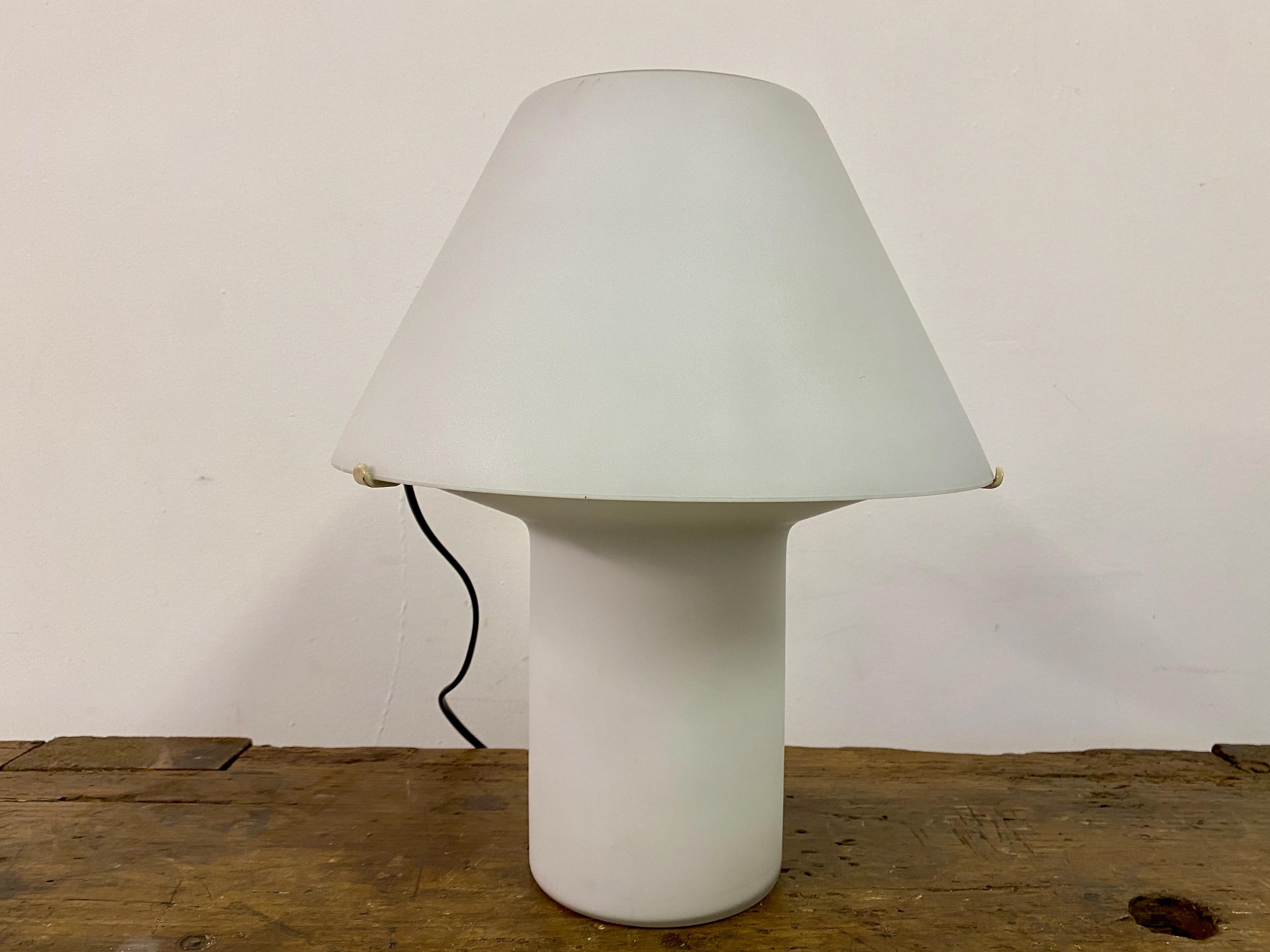 1970S Italienische Weißglas-Tischlampe (20. Jahrhundert) im Angebot