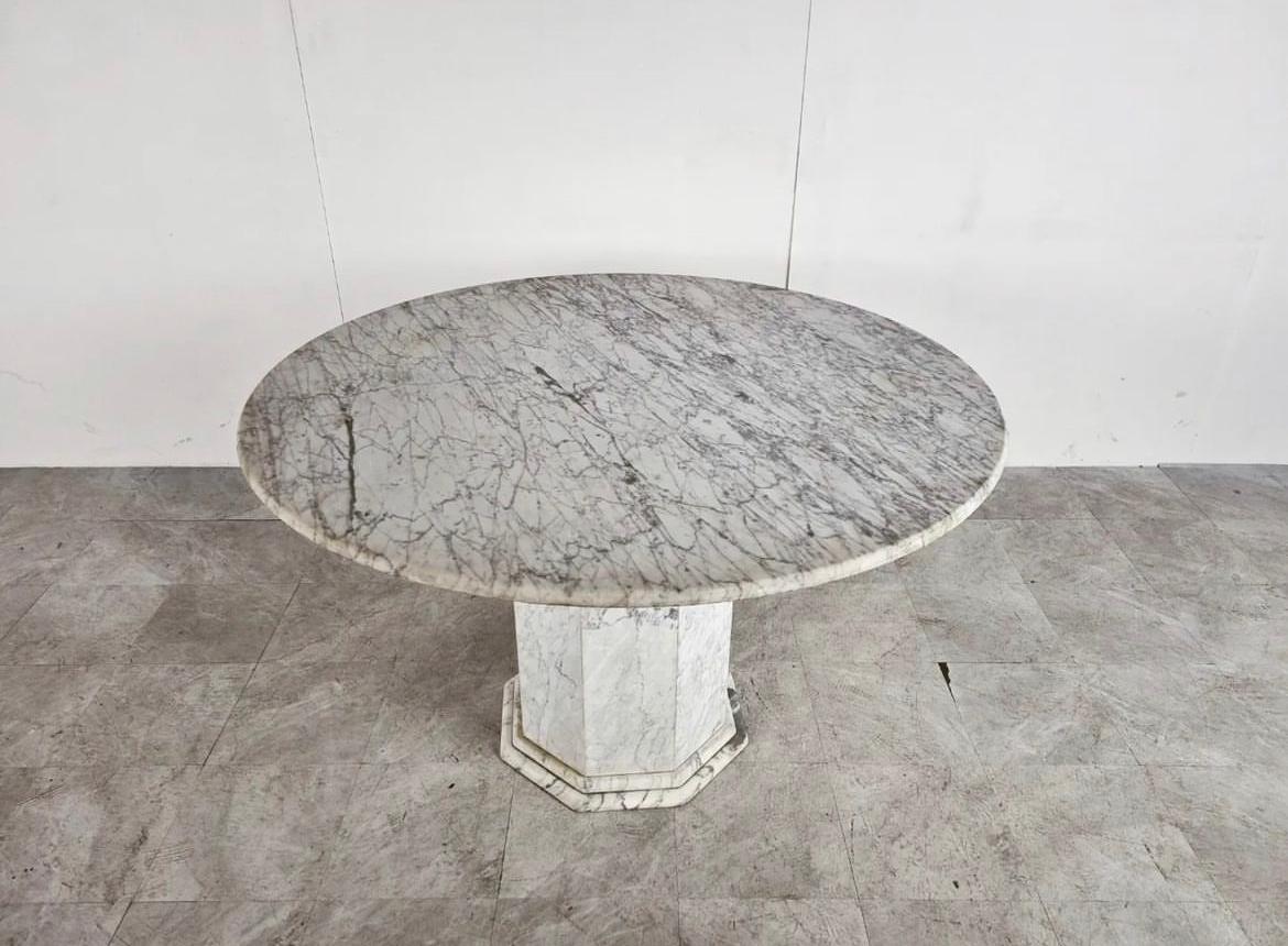 Beautiful 1970s Italian white marble dining table or center table featuring a circular top with a separate marble base. Beautifully veined and unique. This can be combined with many interior styles. Overall good condition. Top is separate from the