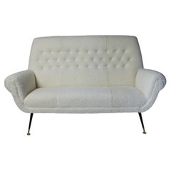 Settee italienne des années 1970 en peau de mouton blanche avec pieds en métal