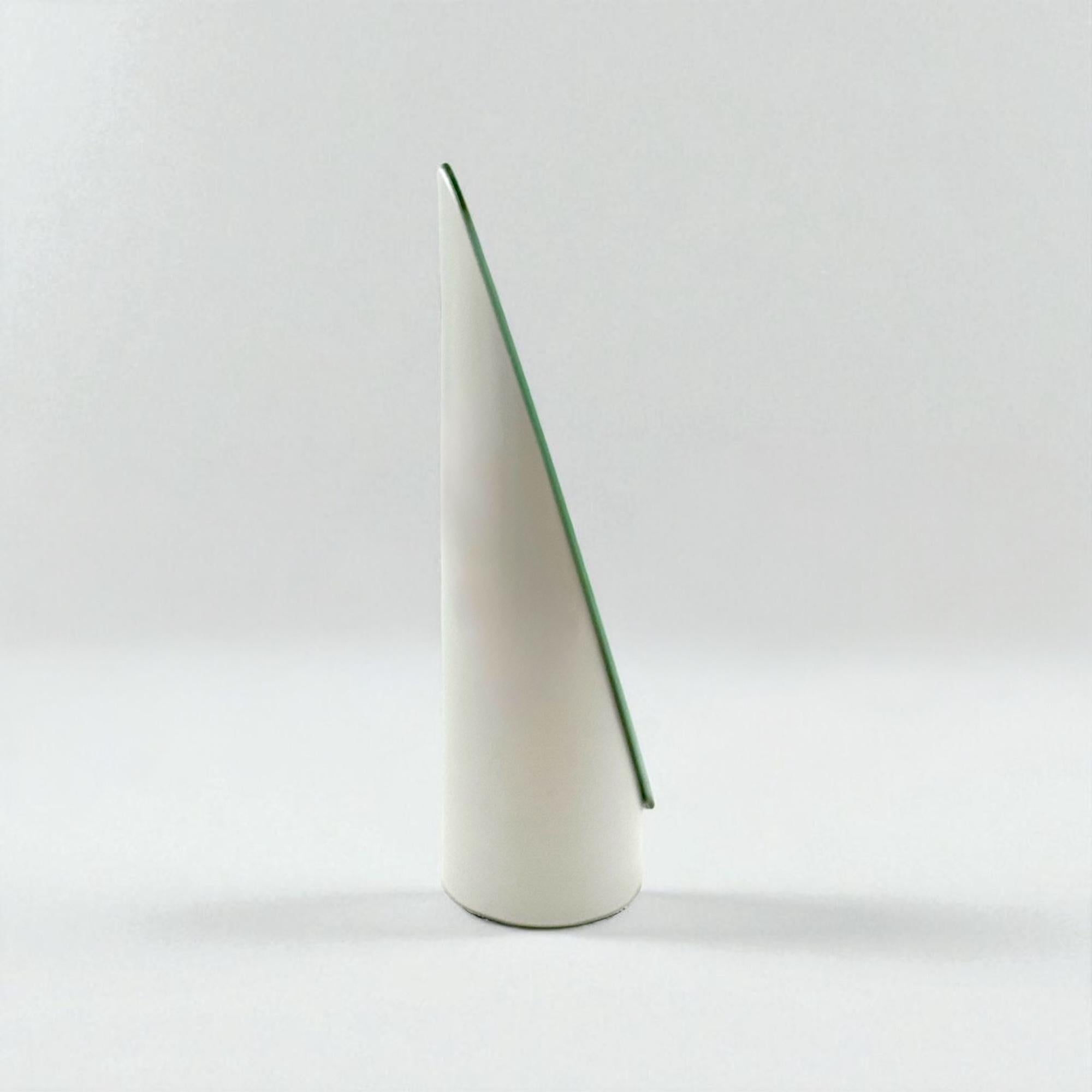 1970s Italian White Tabletop Lipstick Mirror in Sculptural Pop Plastic Design In Good Condition For Sale In San Benedetto Del Tronto, IT