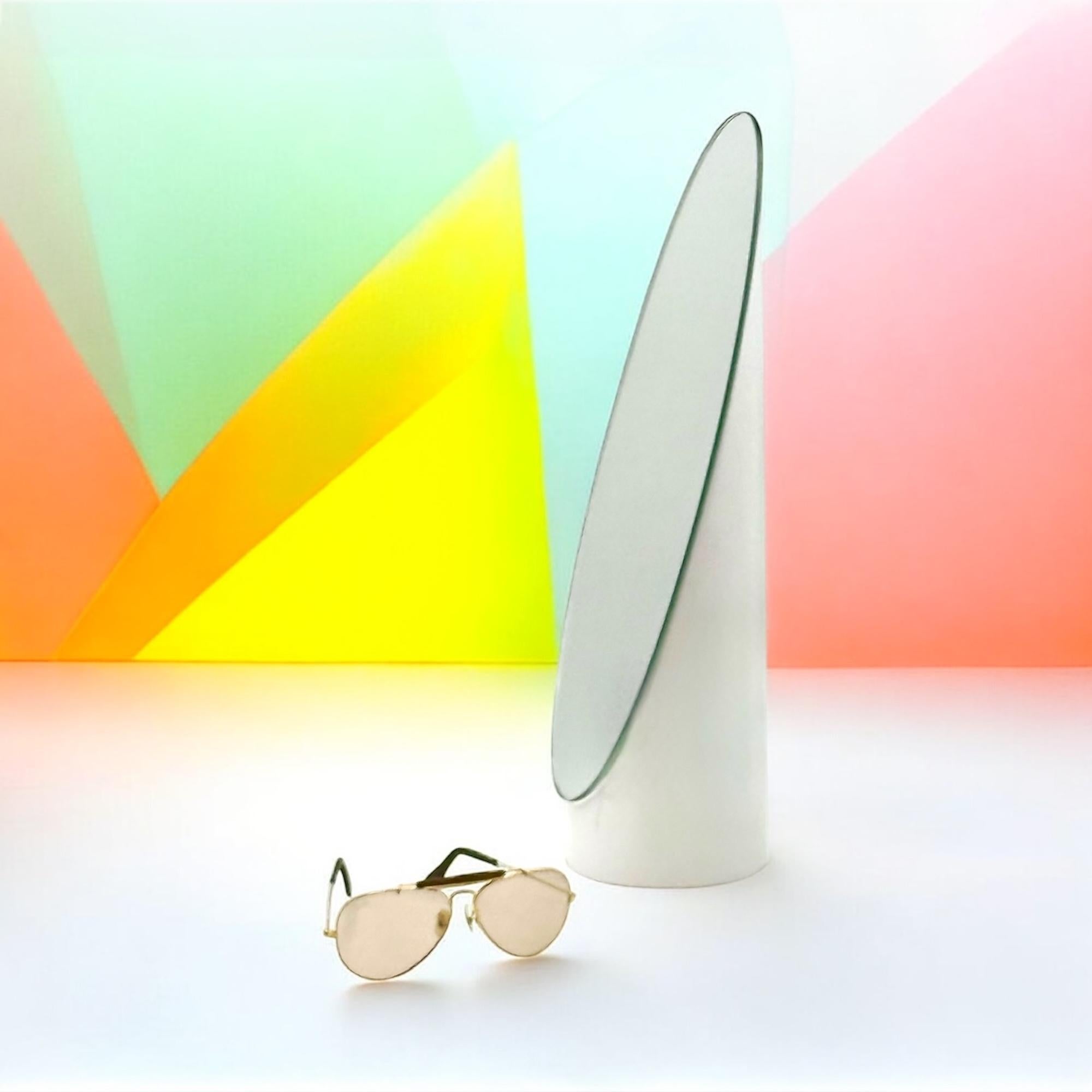 1970s Italian White Tabletop Lipstick Mirror in Sculptural Pop Plastic Design For Sale 3