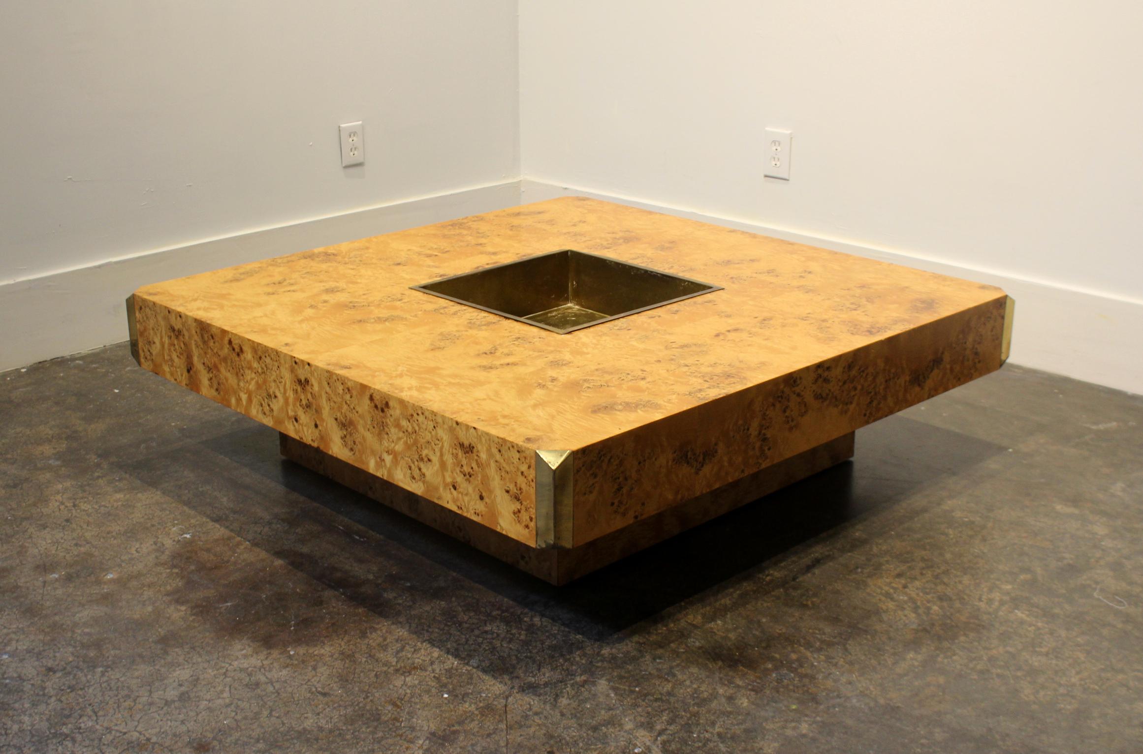 Gorgeous 1970s Italian coffee table by Willy Rizzo, made with light maple burl veneer, with striking brass accents on corners, includes brass basin that can be used as ice bucket or planter. Raised on burl wood plinth.