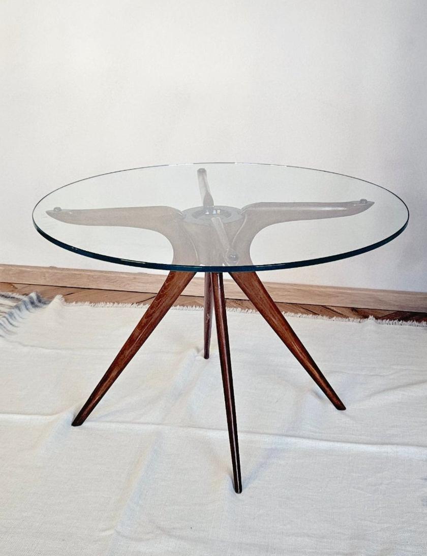 Ein vierbeiniger Beistelltisch aus Holz in der ikonischen Spinnenform, der in den 1970er Jahren in Italien hergestellt wurde. Gefunden in Modena und in gutem Zustand.