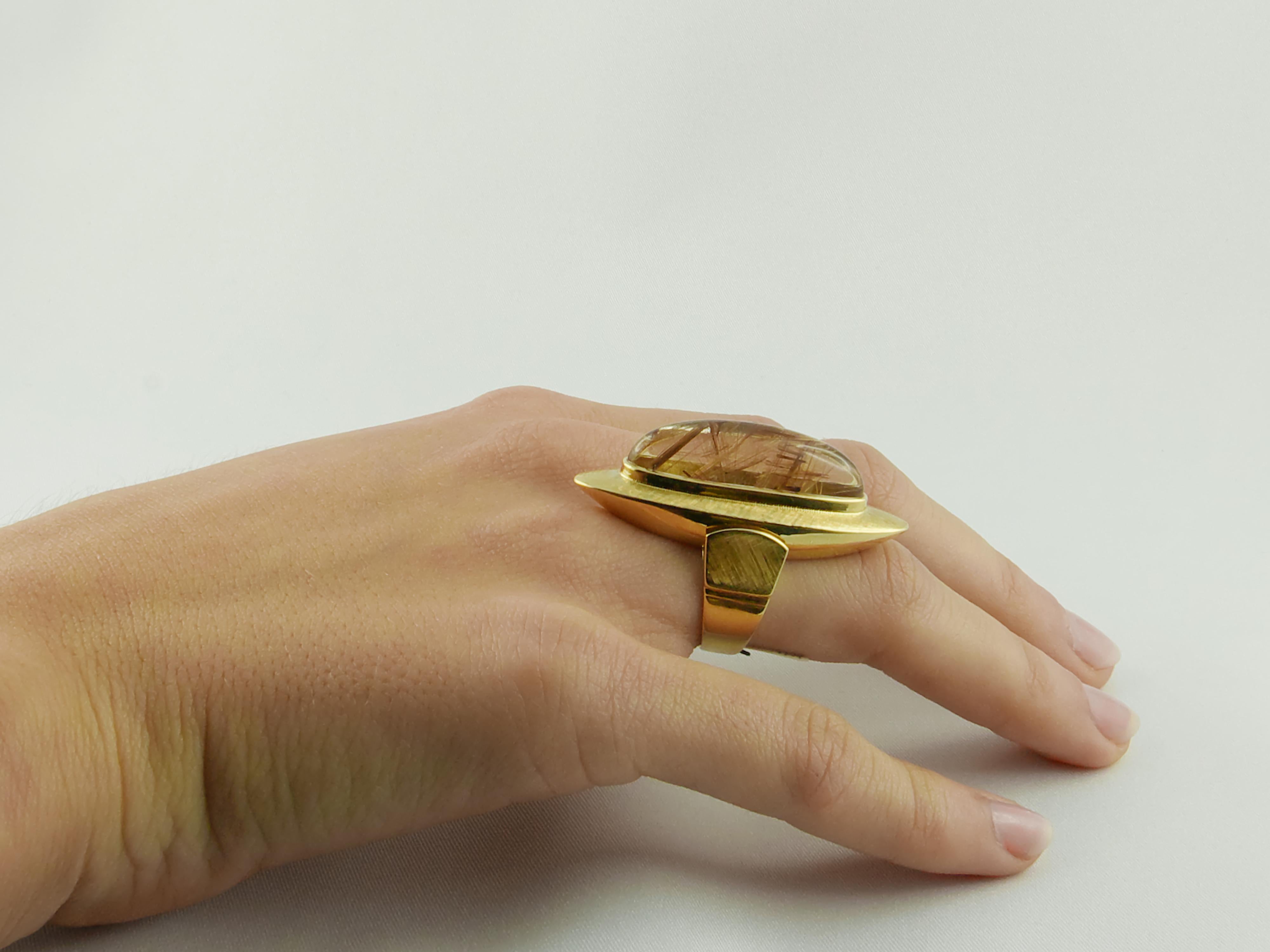 1970s Italian Yellow Gold and Rutilated Quarz Ring In Good Condition In Torino, IT