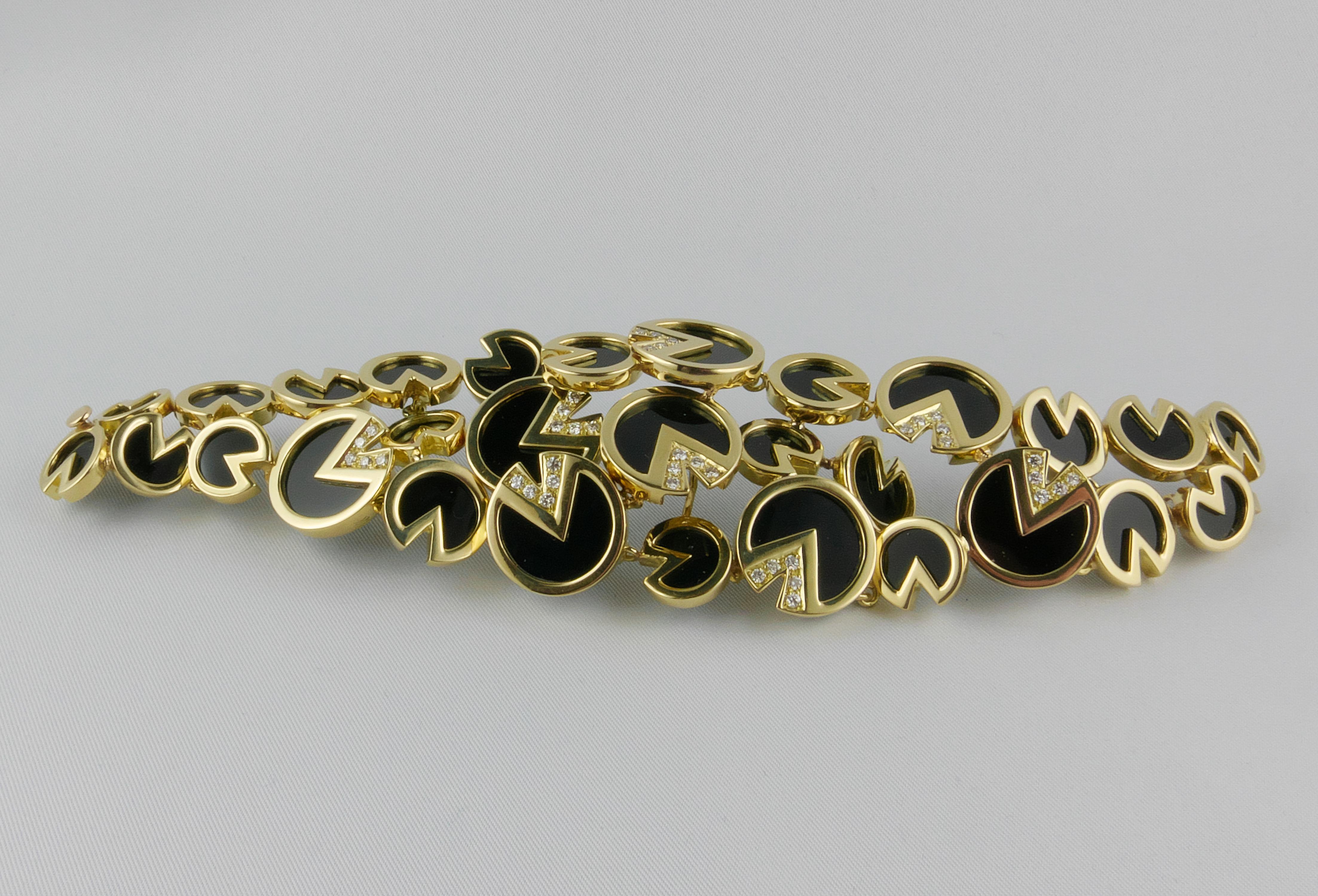 Round Cut 1970s Italian Yellow Gold Onyx and Diamond Bracelet For Sale