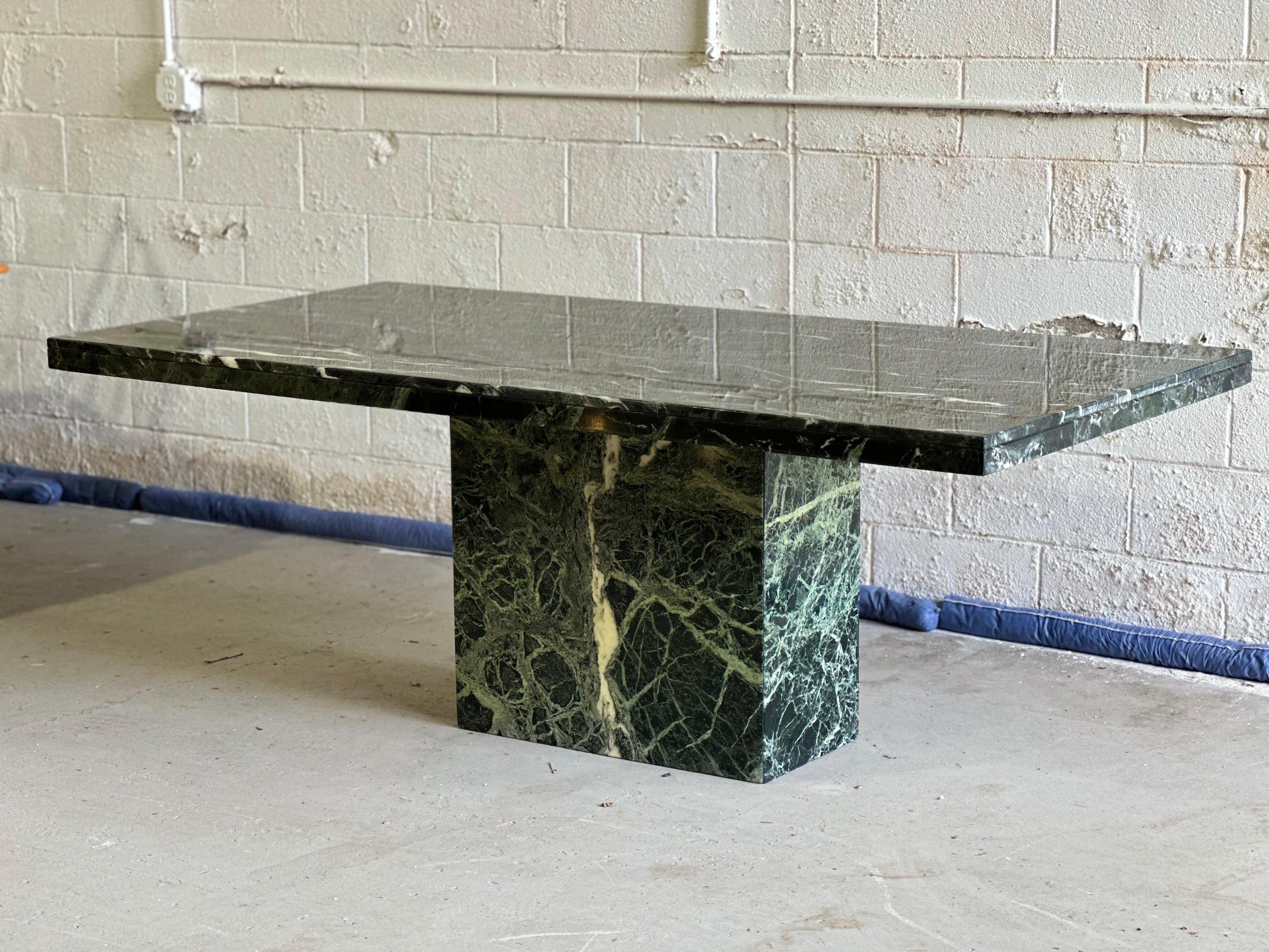 Nous avons le plaisir de vous proposer une magnifique table de salle à manger en pierre, fabriquée en Italie, vers les années 1970.  Fabriquée en marbre guatémaltèque Green Verde, le nom de cette table rend hommage aux forêts luxuriantes du