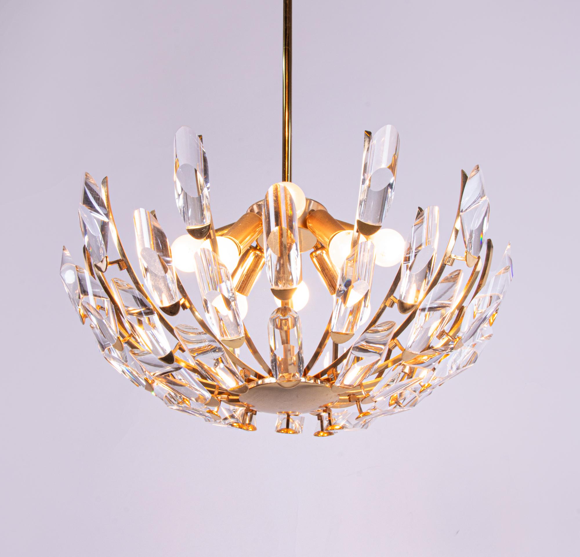 Elegant chandelier with crystal glass on a gold-plated brass frame. Chandelier illuminates beautifully and offers a lot of light. Gem from the time. With this light you make a clear statement in your interior design. A real eye-catcher even unlit.