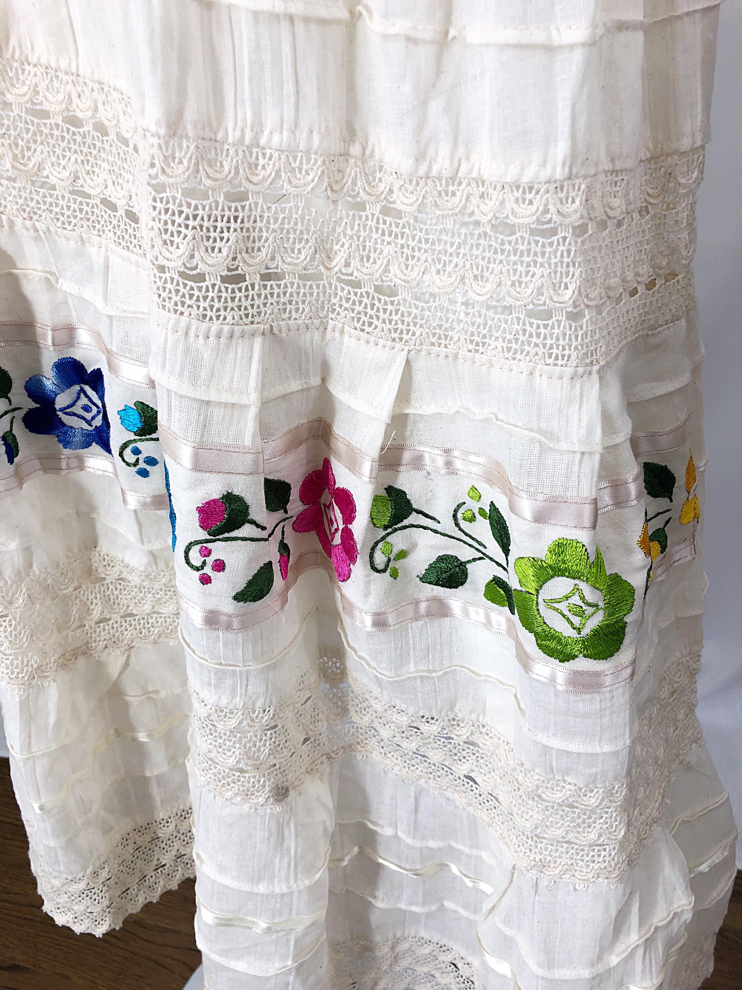 1970er Elfenbeinfarbenes schulterfreies Vintage Boho-Kleid aus Baumwolle mit Blumenstickereien (Beige) im Angebot