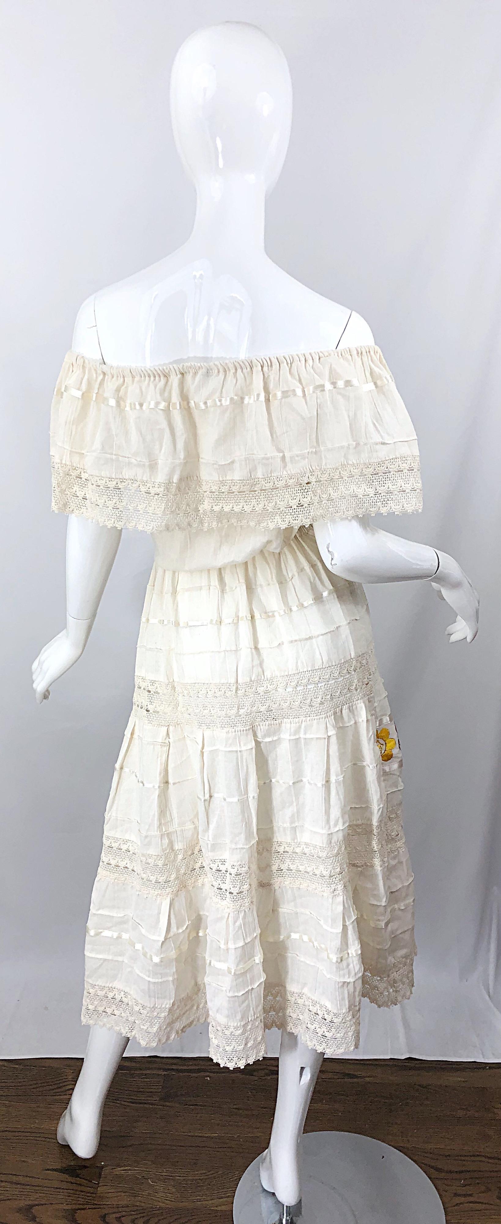 1970er Elfenbeinfarbenes schulterfreies Vintage Boho-Kleid aus Baumwolle mit Blumenstickereien Damen im Angebot