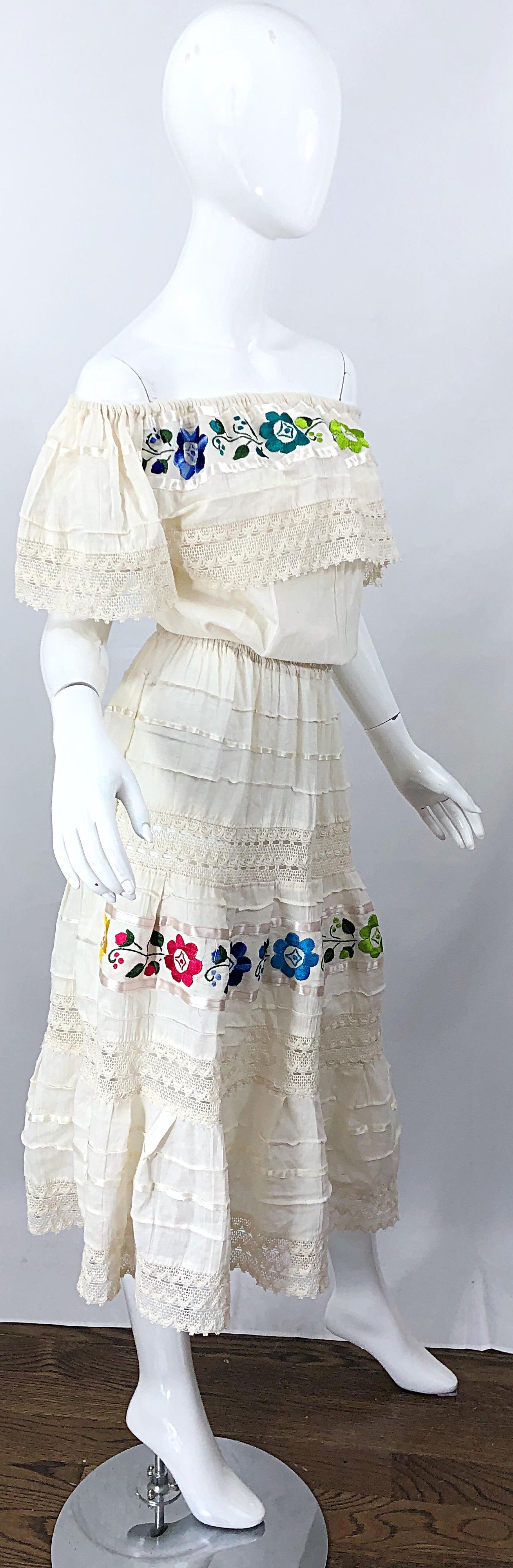 1970er Elfenbeinfarbenes schulterfreies Vintage Boho-Kleid aus Baumwolle mit Blumenstickereien im Angebot 4