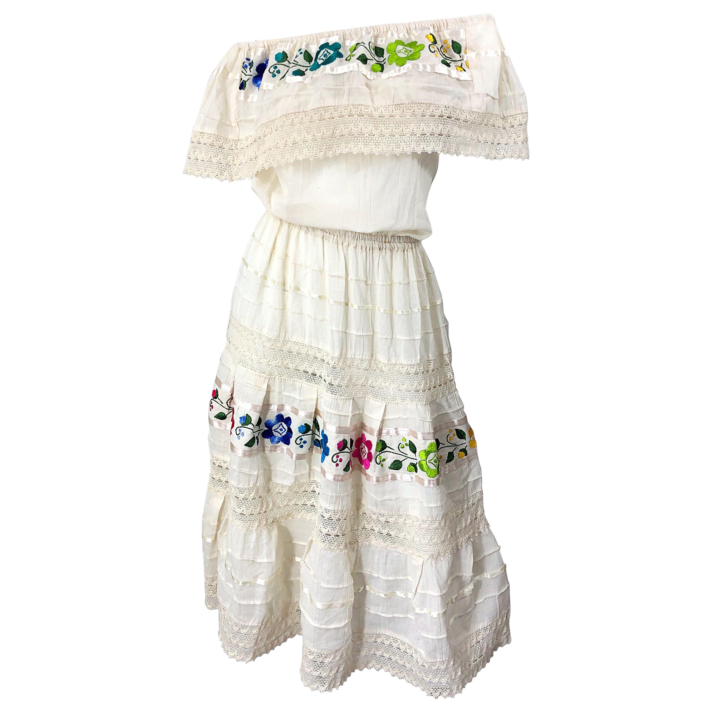 1970er Elfenbeinfarbenes schulterfreies Vintage Boho-Kleid aus Baumwolle mit Blumenstickereien im Angebot