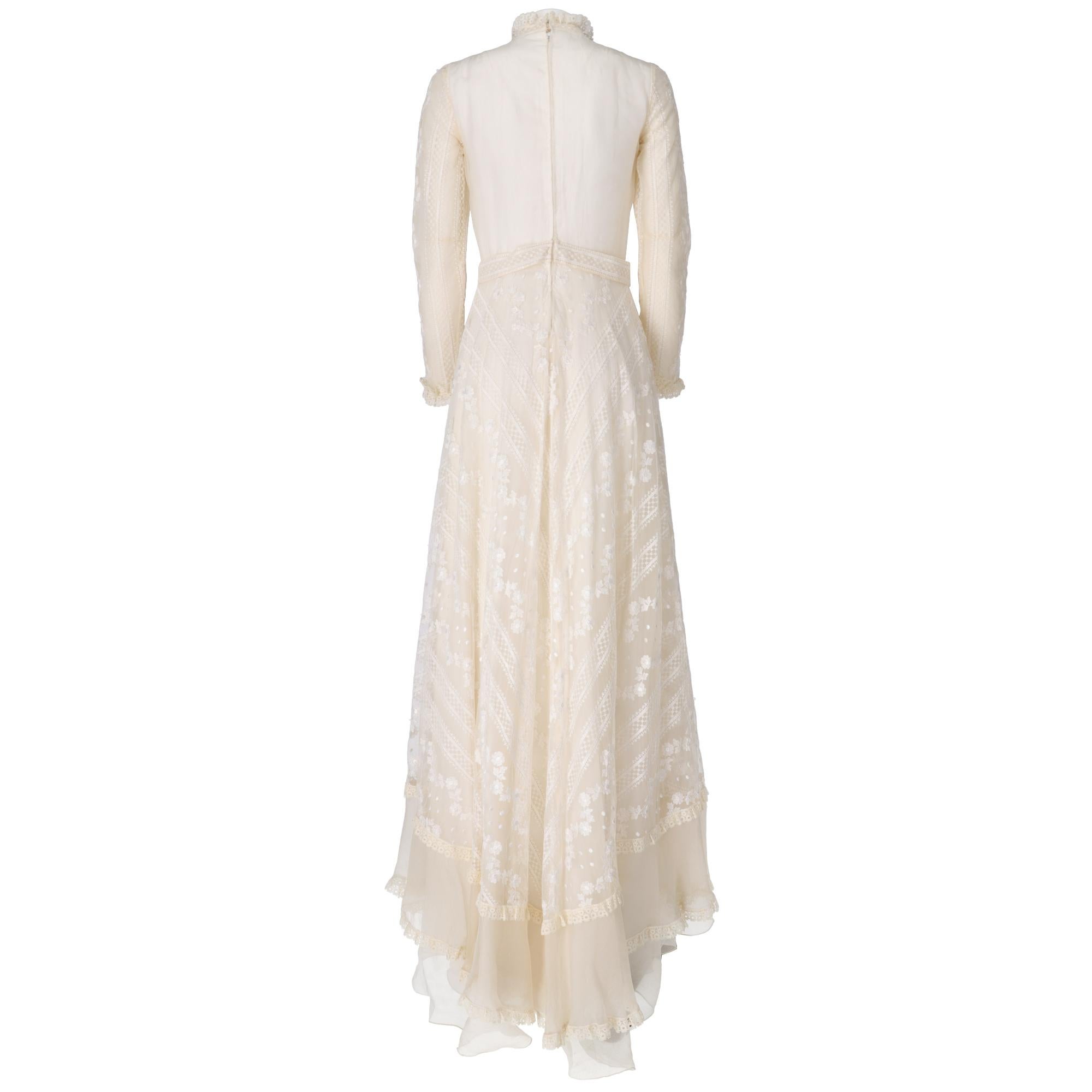 1970s Ivory Embroidered Wedding Dress In Good Condition In Lugo (RA), IT