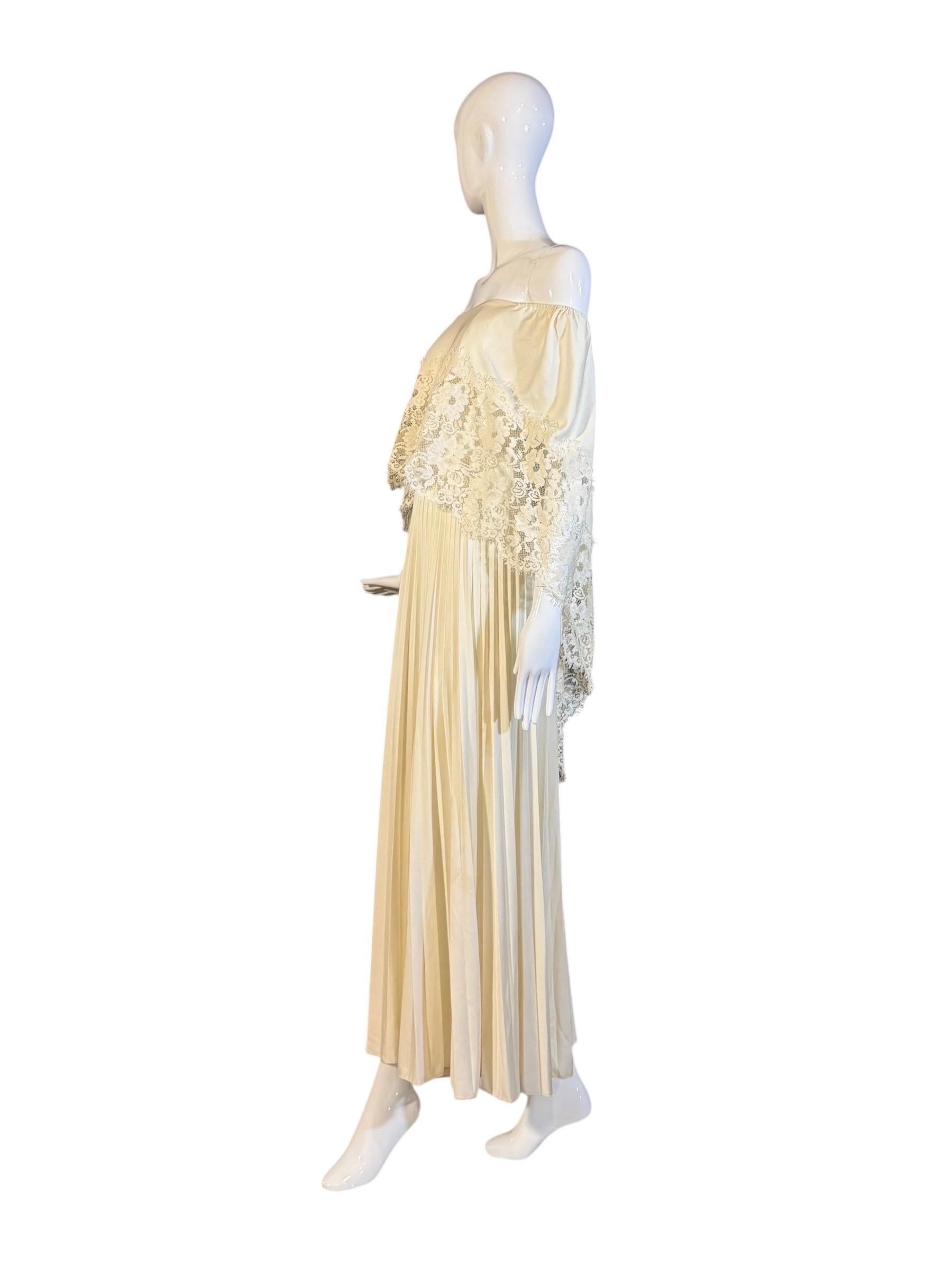 Beige Abito da sposa o da ricevimento vintage anni '70 in pizzo avorio off-shoulder a pieghe in vendita