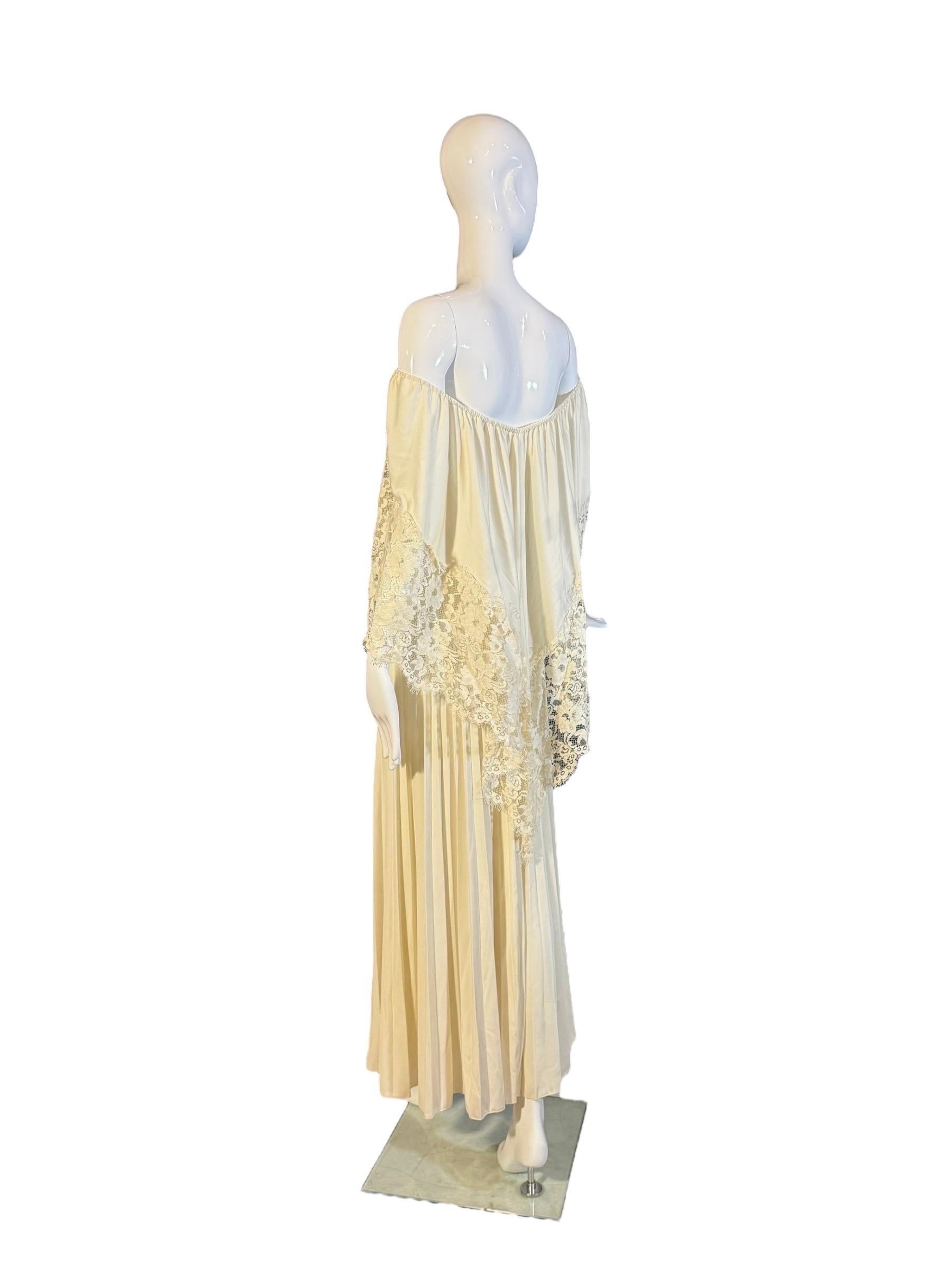Abito da sposa o da ricevimento vintage anni '70 in pizzo avorio off-shoulder a pieghe in vendita 1