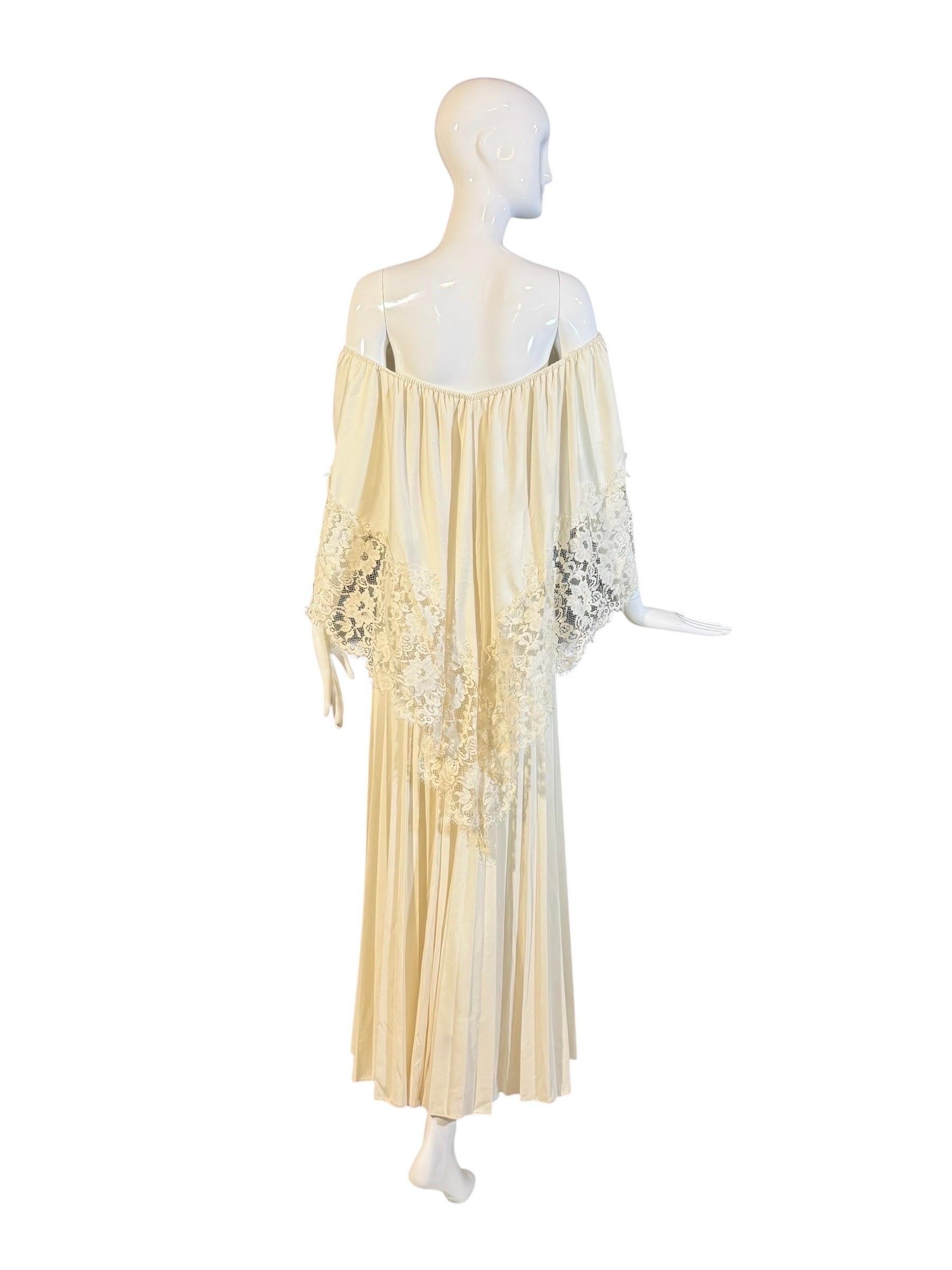 Abito da sposa o da ricevimento vintage anni '70 in pizzo avorio off-shoulder a pieghe in vendita 2