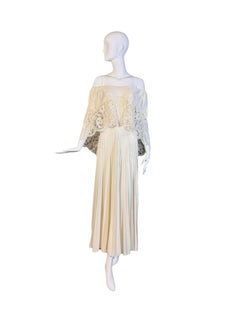 1970 Ivory Lace Off-Shoulder Pleated Vintage Wedding or Reception Gown (robe de mariée ou de réception)