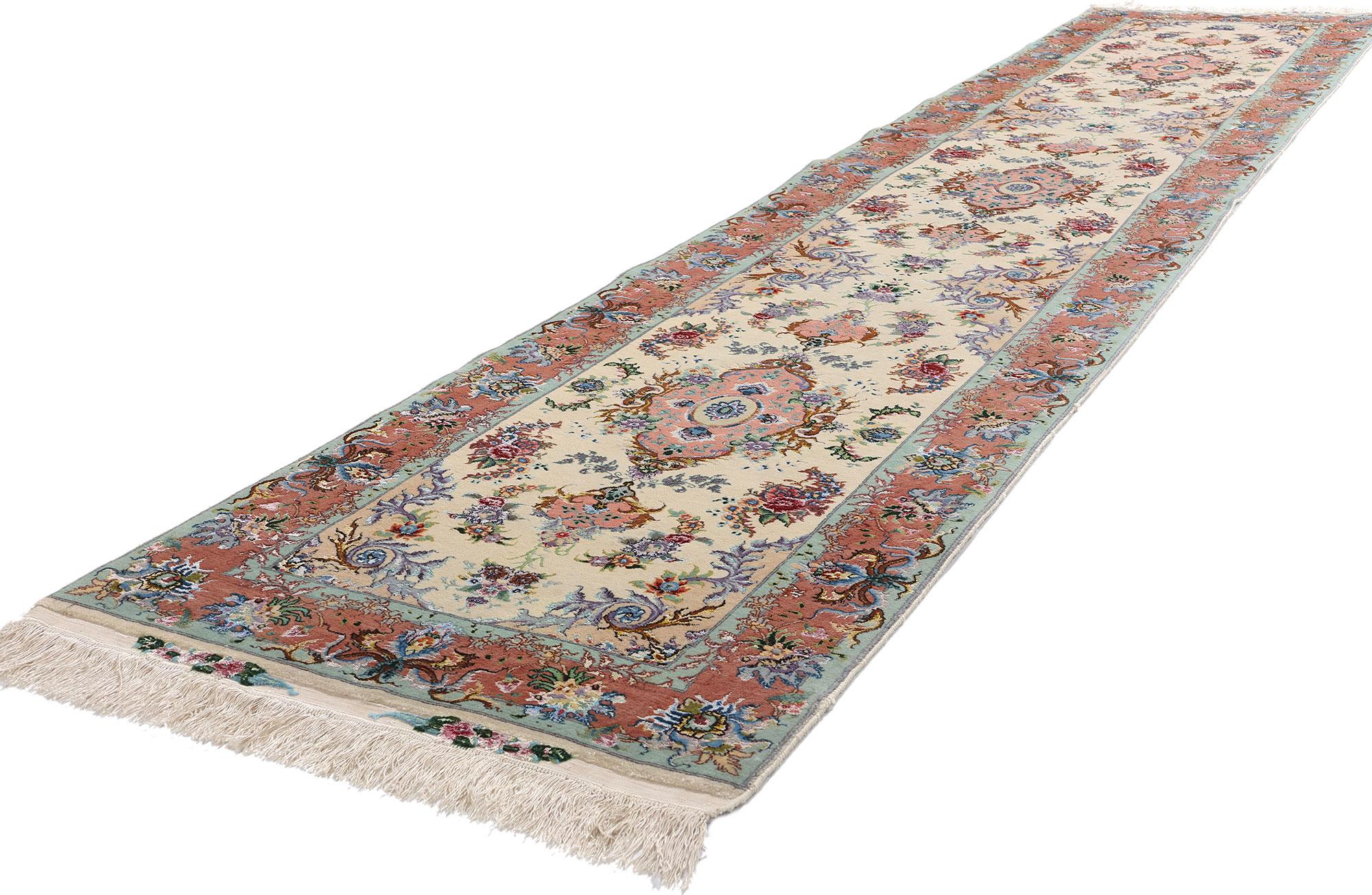79137 Tappeto persiano vintage Tabriz in lana e seta, 02'08 x 12'11. Questo squisito runner persiano Tabriz vintage in lana e seta, annodato a mano, è una splendida rappresentazione dell'arte persiana classica e dell'intricata maestria artigianale.