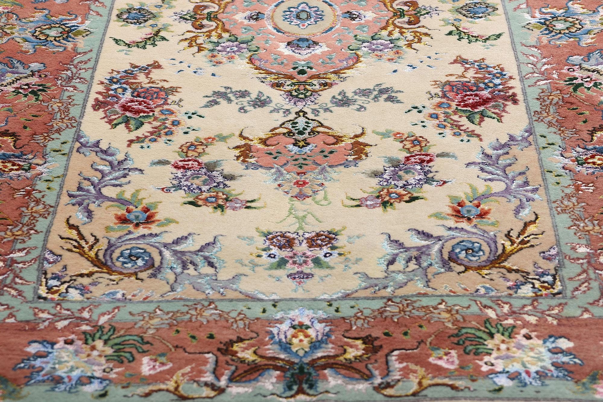 Annodato a mano Tappeto persiano Tabriz avorio del 1970 con stile moderno in vendita