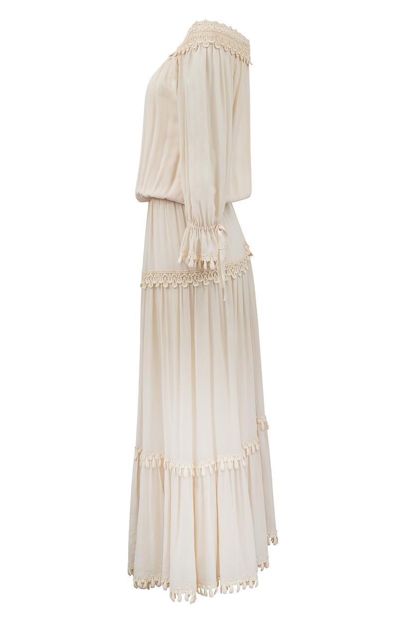 Dieses bezaubernde Couture-Kleid aus Seidenkrepp aus den 1970er Jahren in blassem Elfenbein ist nicht etikettiert, aber wir vermuten, dass es entweder von Hardy Amies oder Norman Hartnell stammt, da es britische Couture ist; von außergewöhnlicher