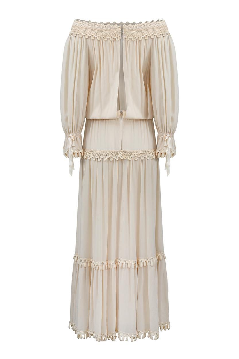 Couture Boho-Kleid aus elfenbeinfarbenem Seidenkrepp, 1970er Jahre (Beige) im Angebot
