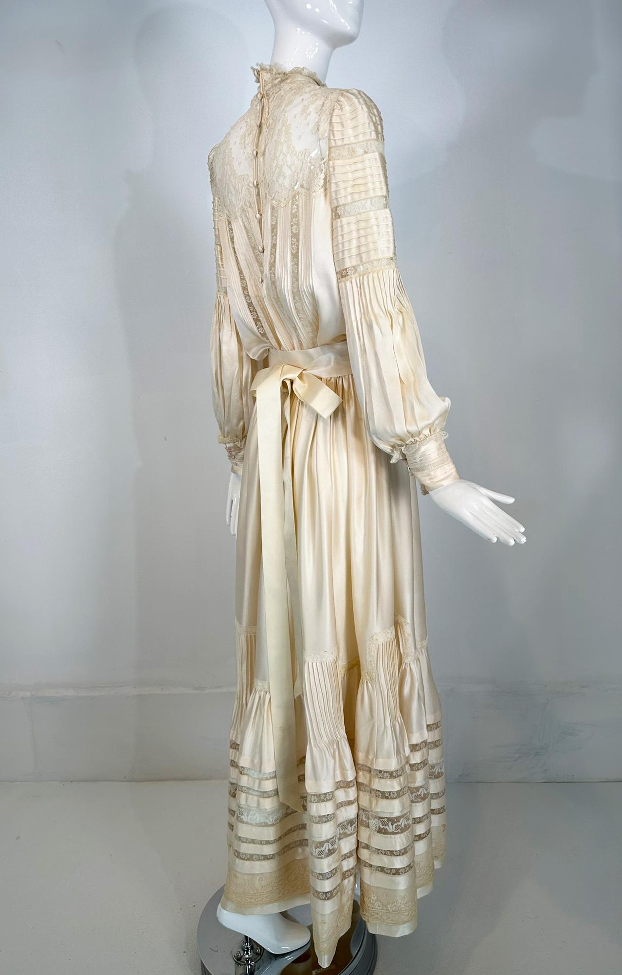 1970 Ivoire Satin de soie et dentelle Hand Made Robe de mariage de style victorien Medium en vente 5