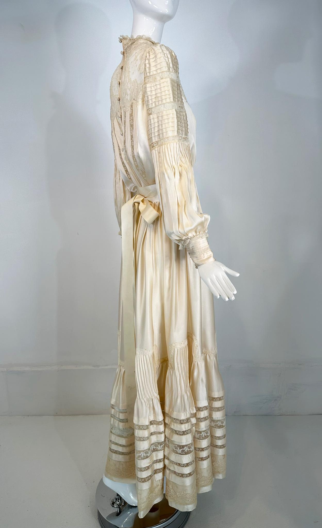 1970 Ivoire Satin de soie et dentelle Hand Made Robe de mariage de style victorien Medium en vente 6