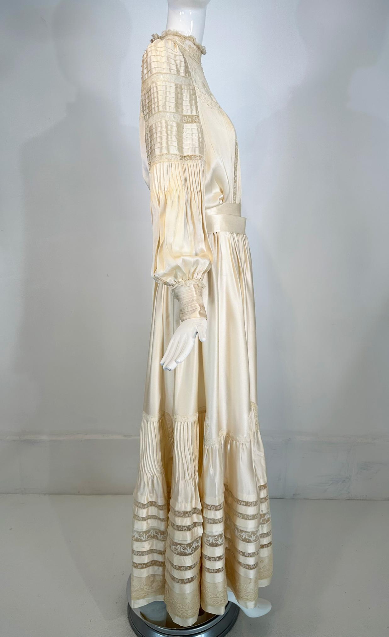 1970 Ivoire Satin de soie et dentelle Hand Made Robe de mariage de style victorien Medium en vente 7