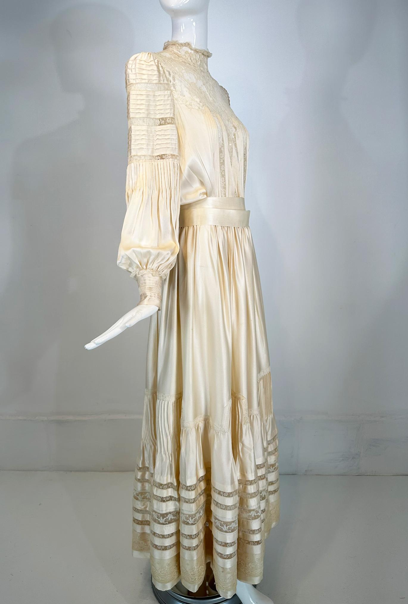 1970 Ivoire Satin de soie et dentelle Hand Made Robe de mariage de style victorien Medium en vente 8