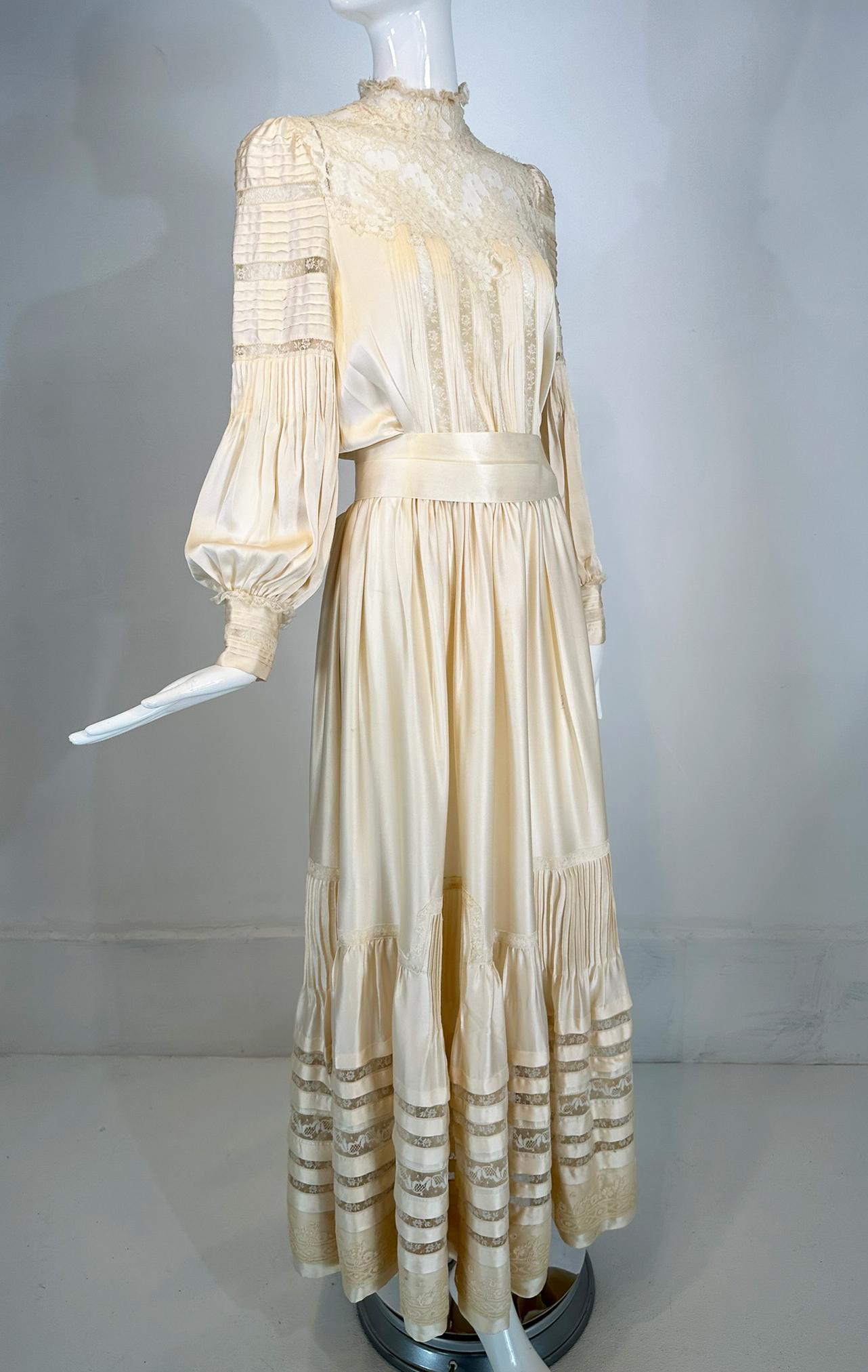 1970 Ivoire Satin de soie et dentelle Hand Made Robe de mariage de style victorien Medium en vente 9