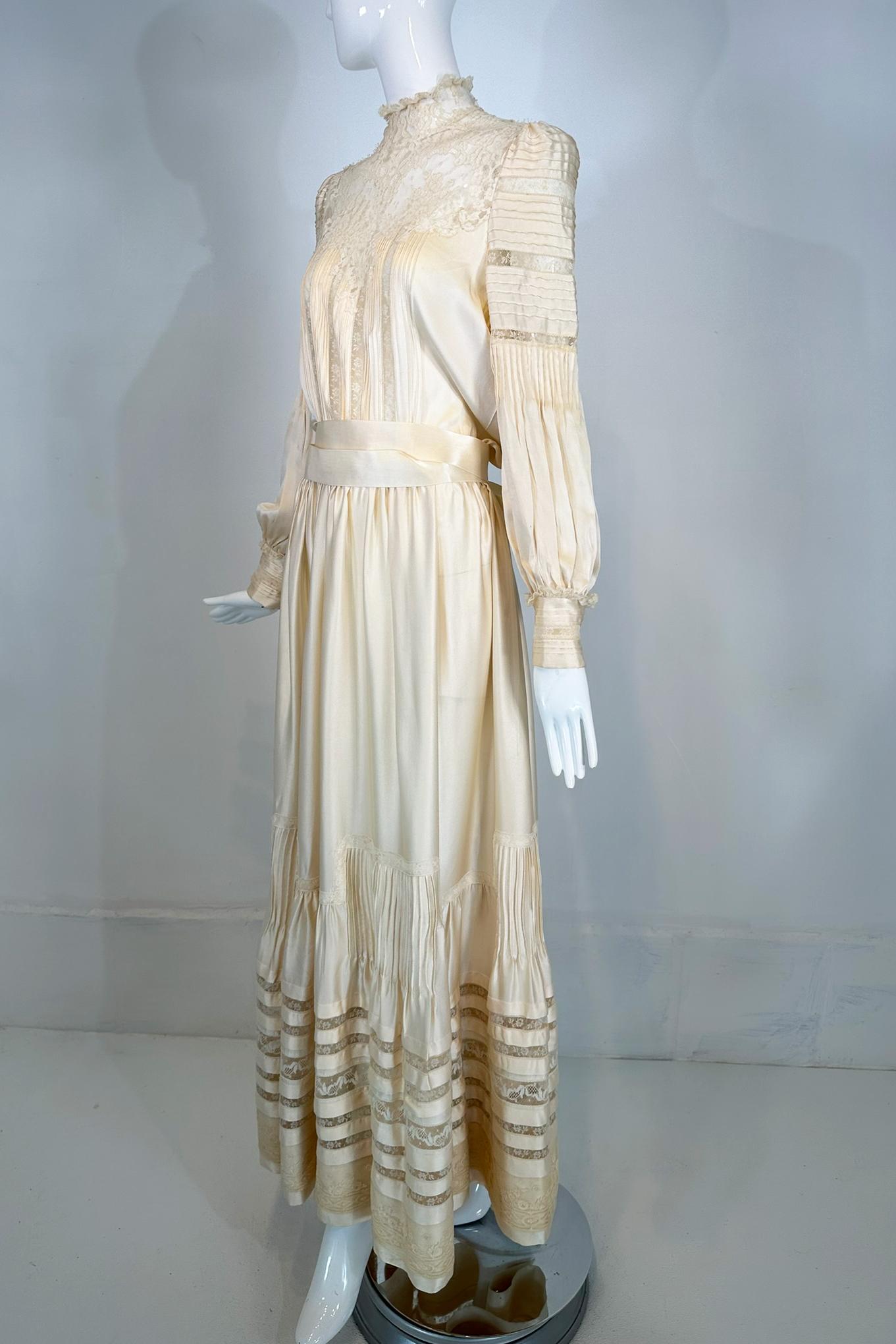 Robe de mariée de style victorien des années 1970 en satin de soie ivoire et dentelle faite à la main. Robe de belle facture avec insertion de dentelle et petits plis partout. Cette magnifique robe est parfaite pour les futures mariées qui aiment