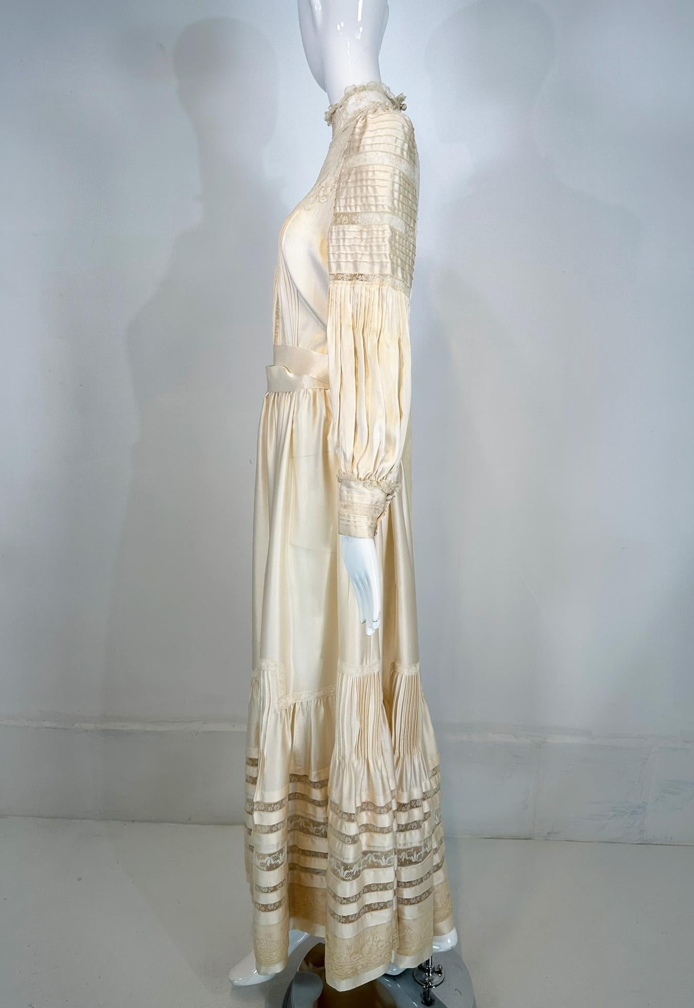 1970 Ivoire Satin de soie et dentelle Hand Made Robe de mariage de style victorien Medium Bon état - En vente à West Palm Beach, FL