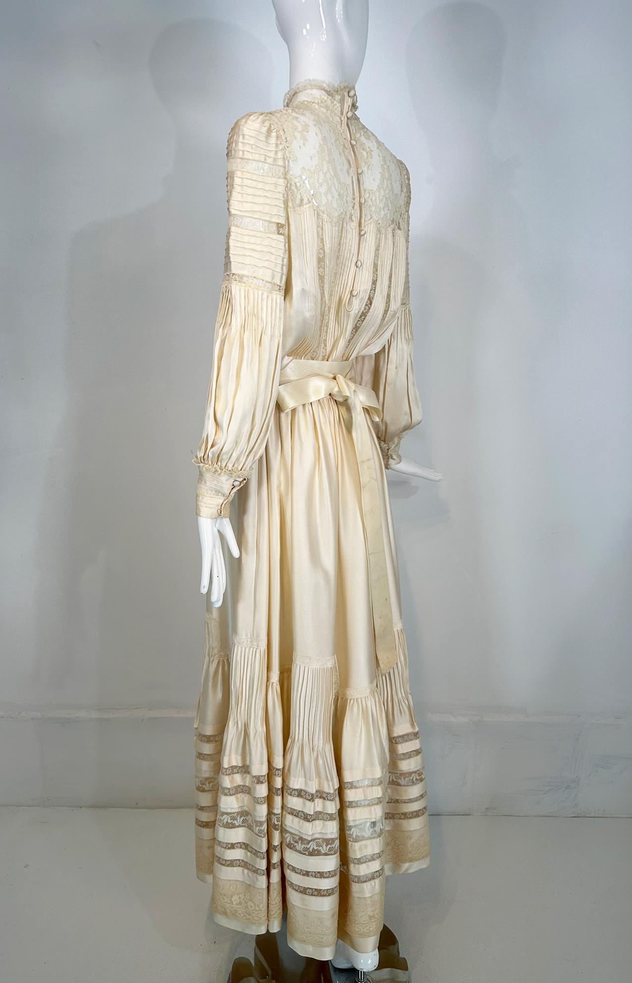 1970 Ivoire Satin de soie et dentelle Hand Made Robe de mariage de style victorien Medium Pour femmes en vente