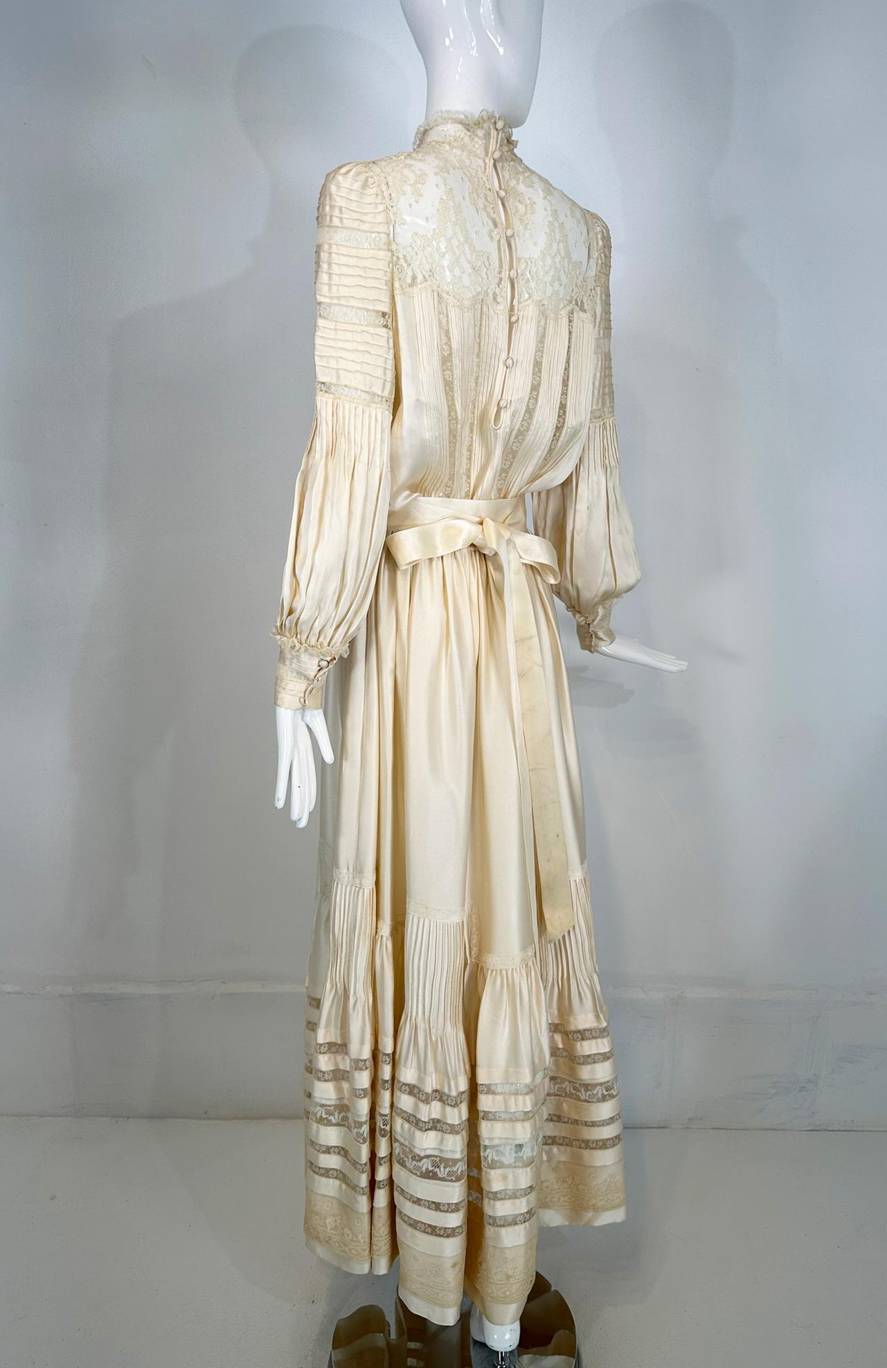 1970 Ivoire Satin de soie et dentelle Hand Made Robe de mariage de style victorien Medium en vente 1