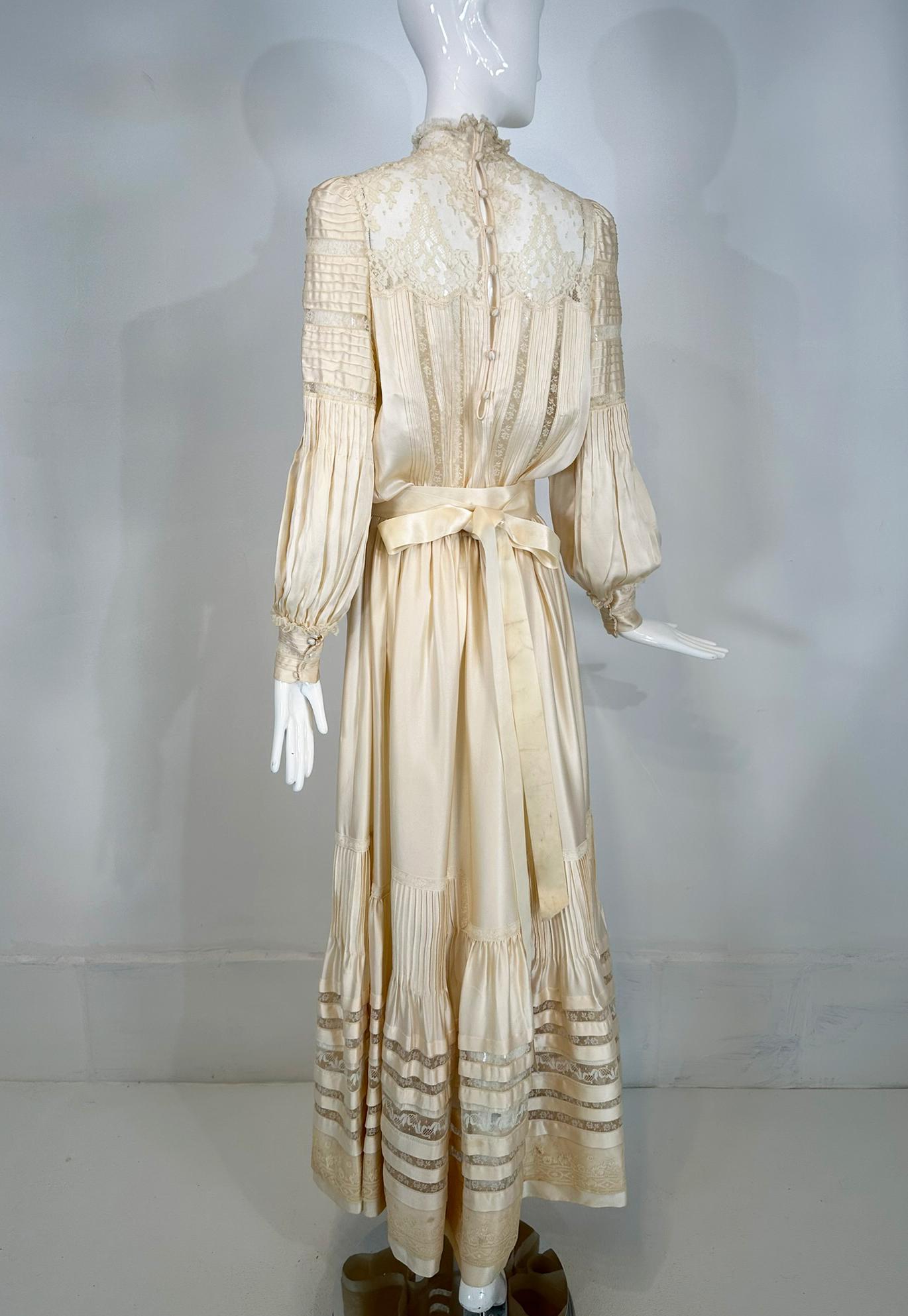 1970 Ivoire Satin de soie et dentelle Hand Made Robe de mariage de style victorien Medium en vente 2