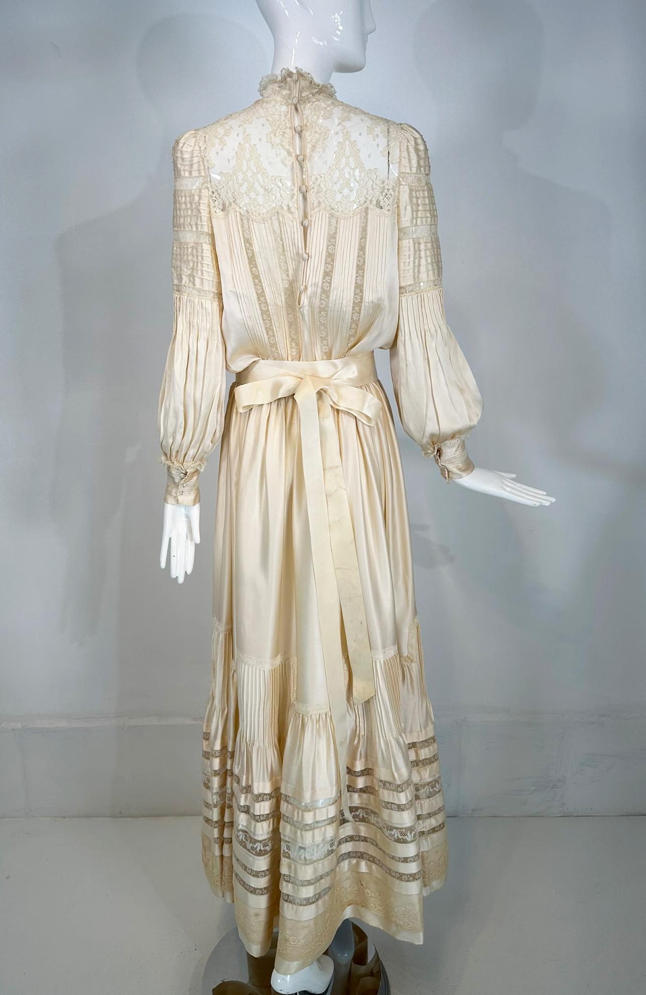 1970 Ivoire Satin de soie et dentelle Hand Made Robe de mariage de style victorien Medium en vente 3