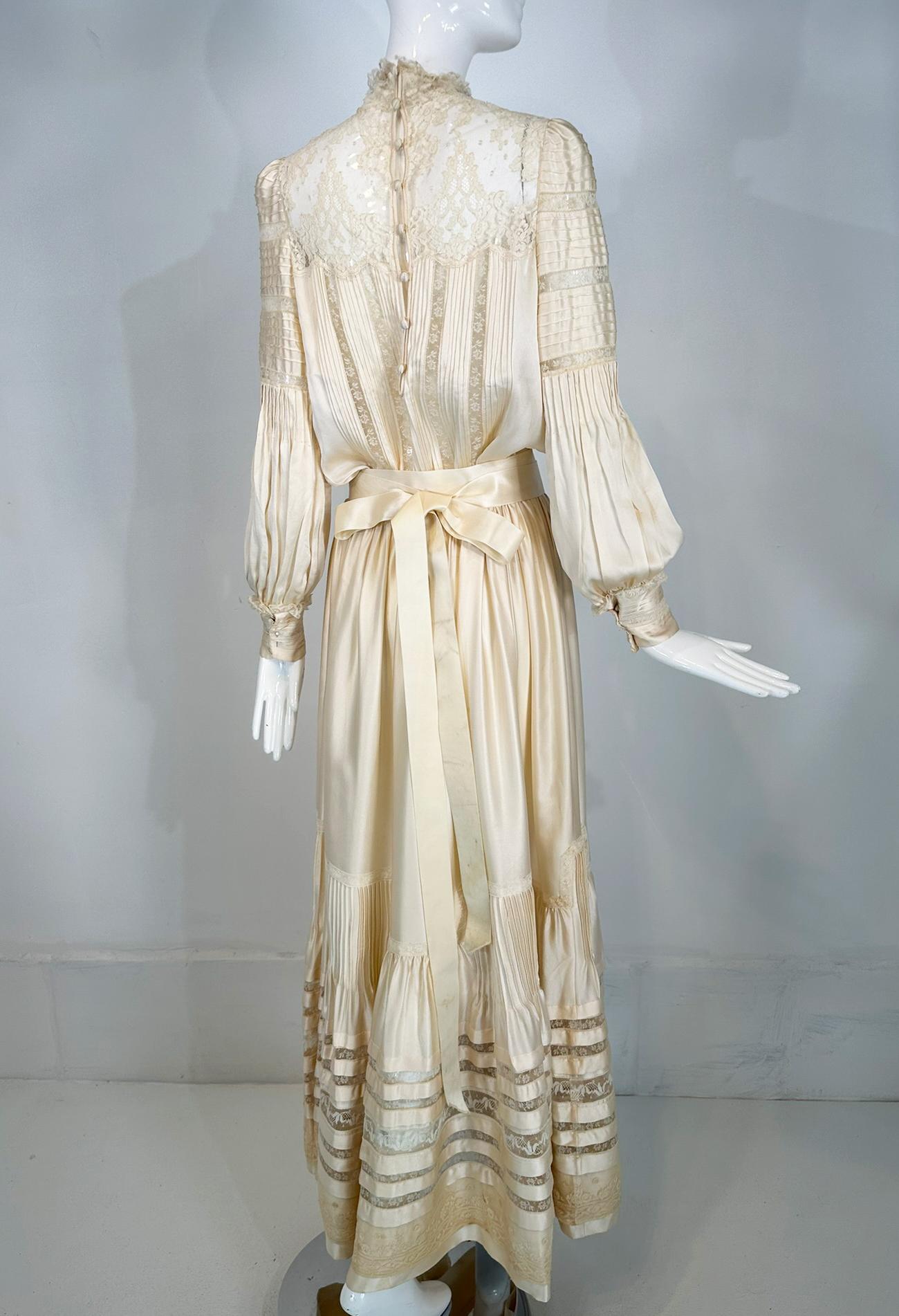 1970 Ivoire Satin de soie et dentelle Hand Made Robe de mariage de style victorien Medium en vente 4